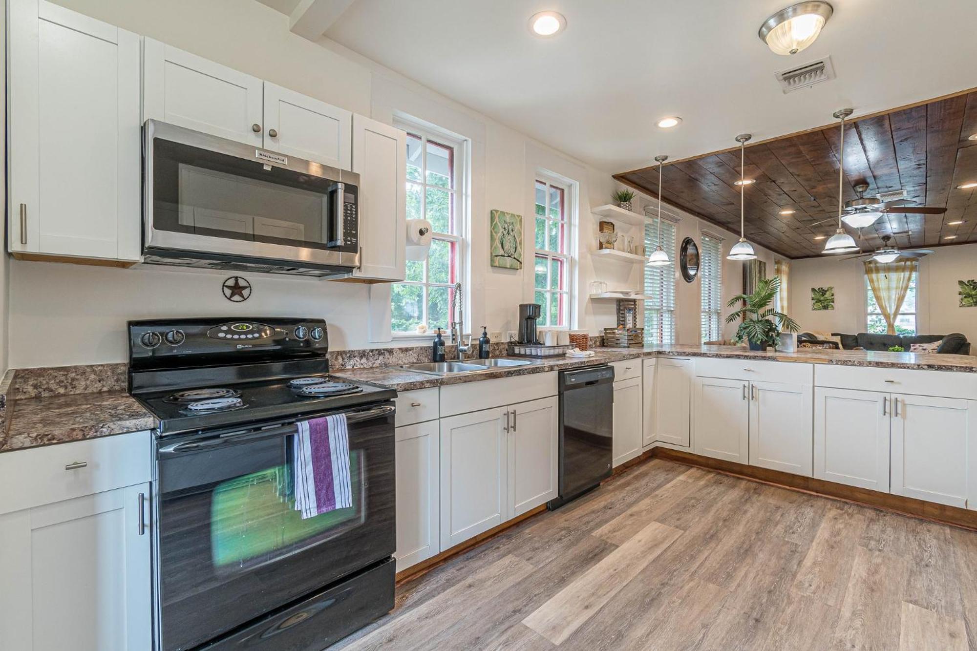 Holiday home Free Parking, Walk To Botanical Garden, Ps4, Grill, Private Fenced Backyard, Pets Allowed *