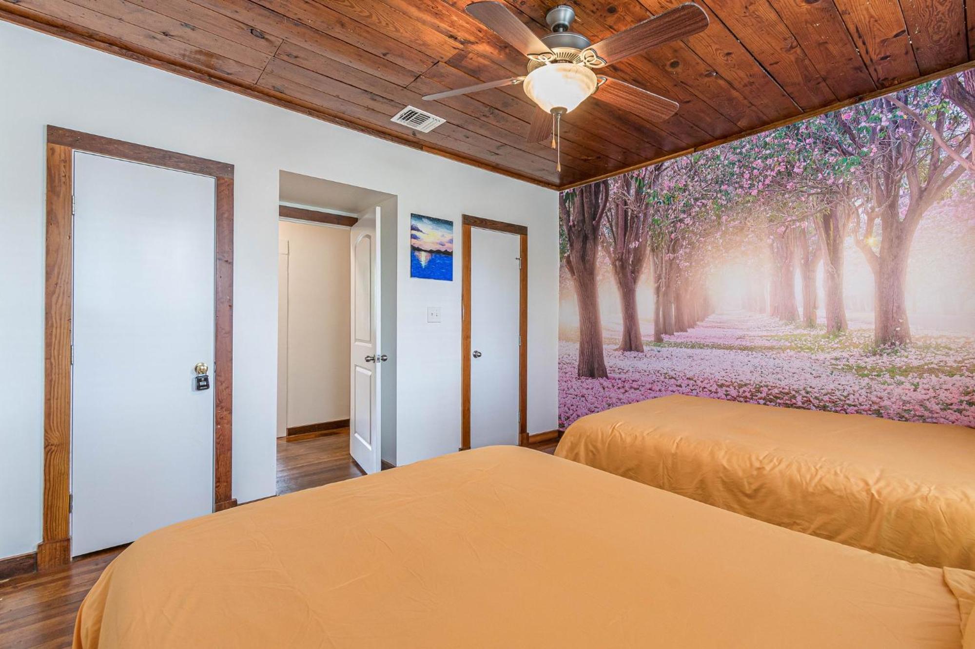 Holiday home Free Parking, Walk To Botanical Garden, Ps4, Grill, Private Fenced Backyard, Pets Allowed San Antonio