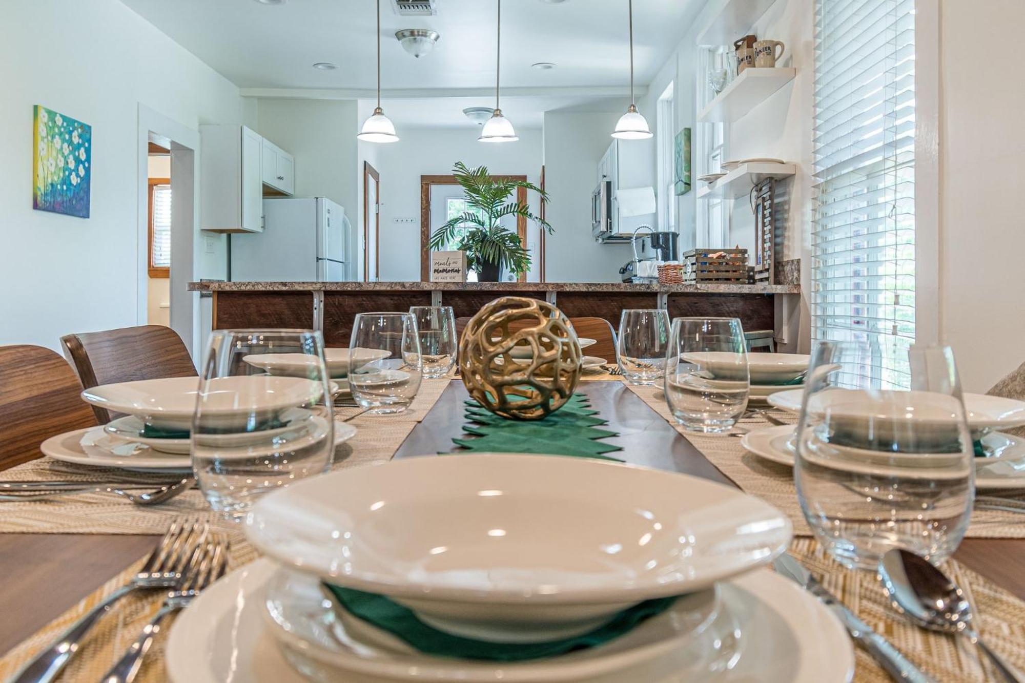 Free Parking, Walk To Botanical Garden, Ps4, Grill, Private Fenced Backyard, Pets Allowed