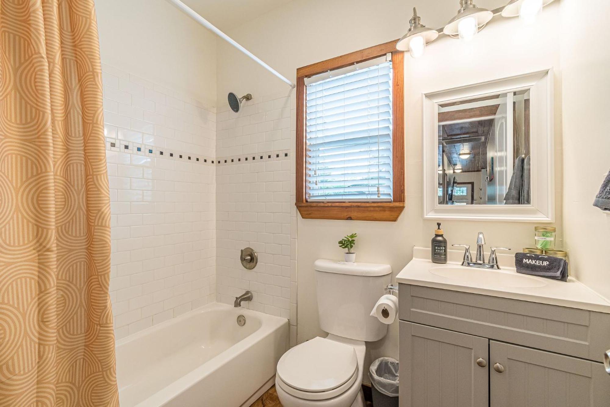 Free Parking, Walk To Botanical Garden, Ps4, Grill, Private Fenced Backyard, Pets Allowed Holiday home *