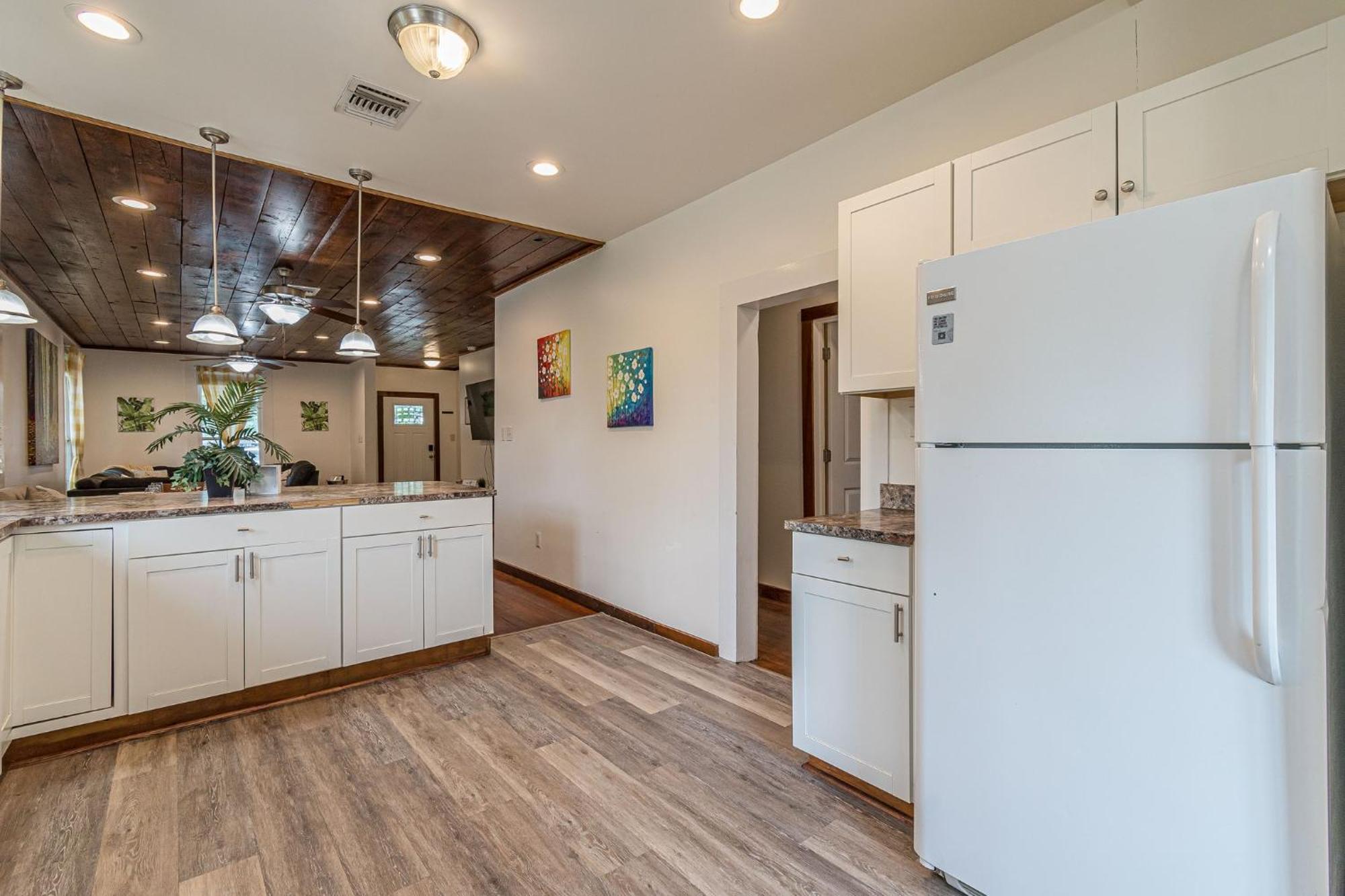 Free Parking, Walk To Botanical Garden, Ps4, Grill, Private Fenced Backyard, Pets Allowed *