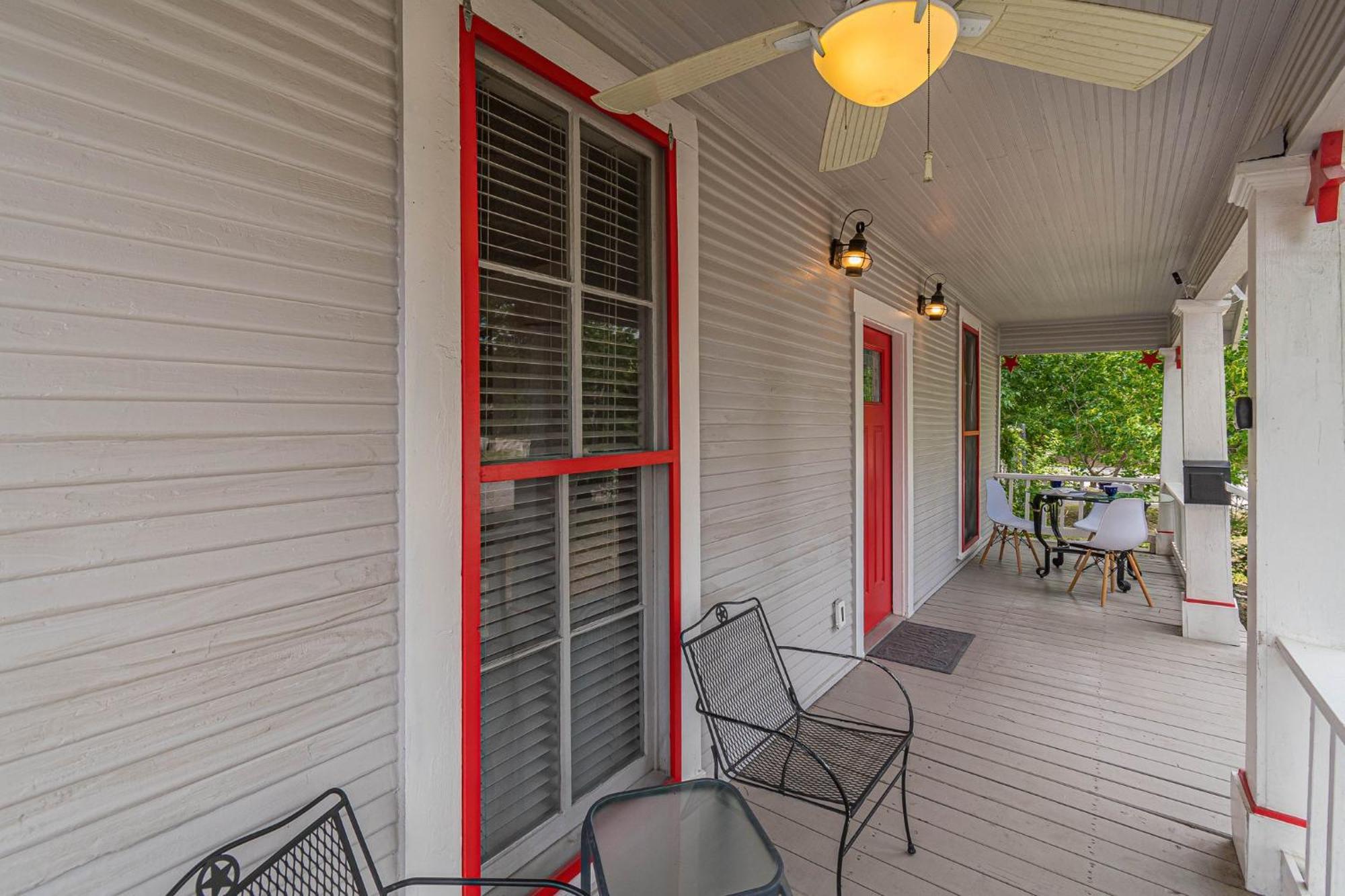 Holiday home Free Parking, Walk To Botanical Garden, Ps4, Grill, Private Fenced Backyard, Pets Allowed