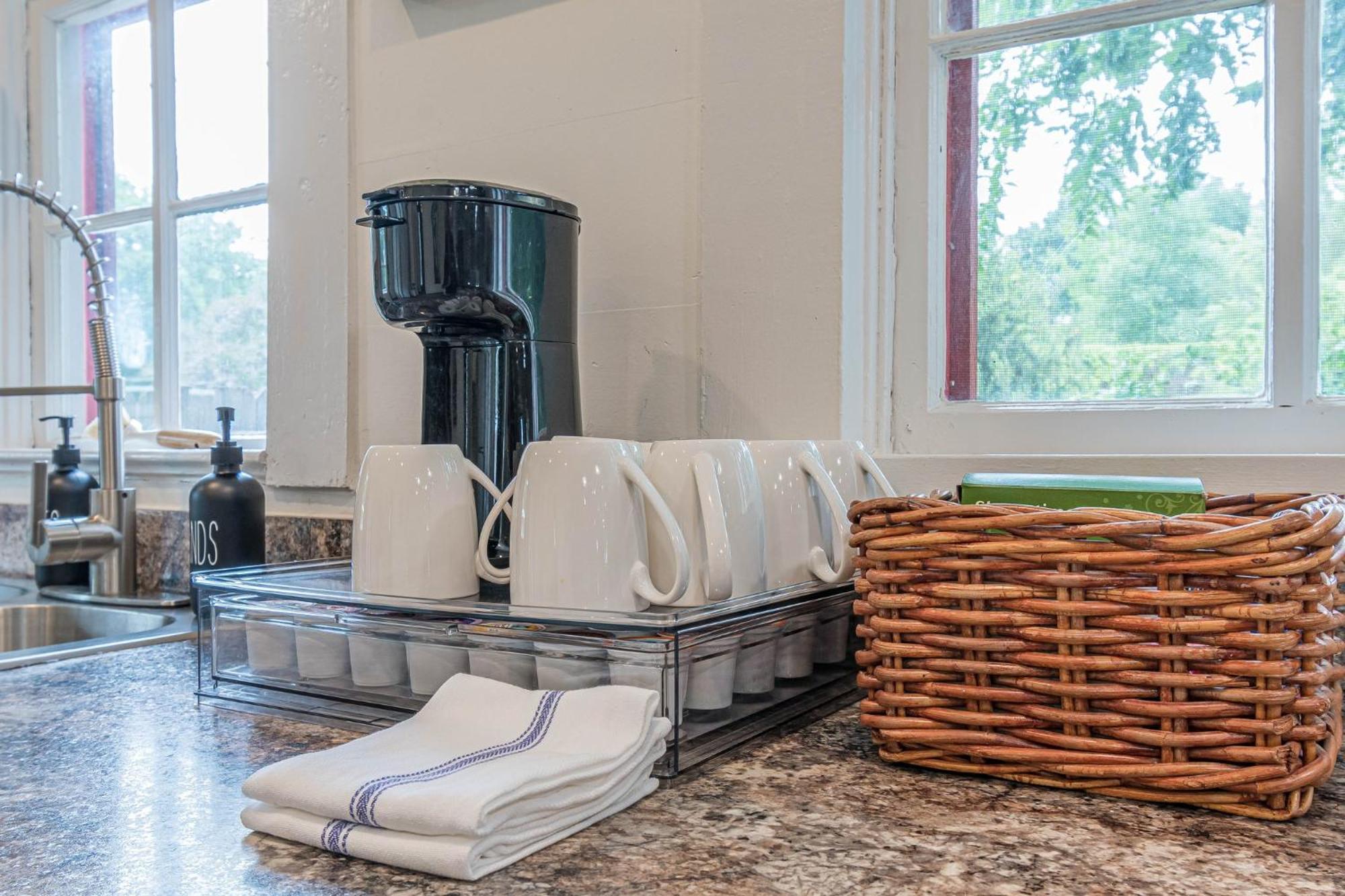 Holiday home Free Parking, Walk To Botanical Garden, Ps4, Grill, Private Fenced Backyard, Pets Allowed