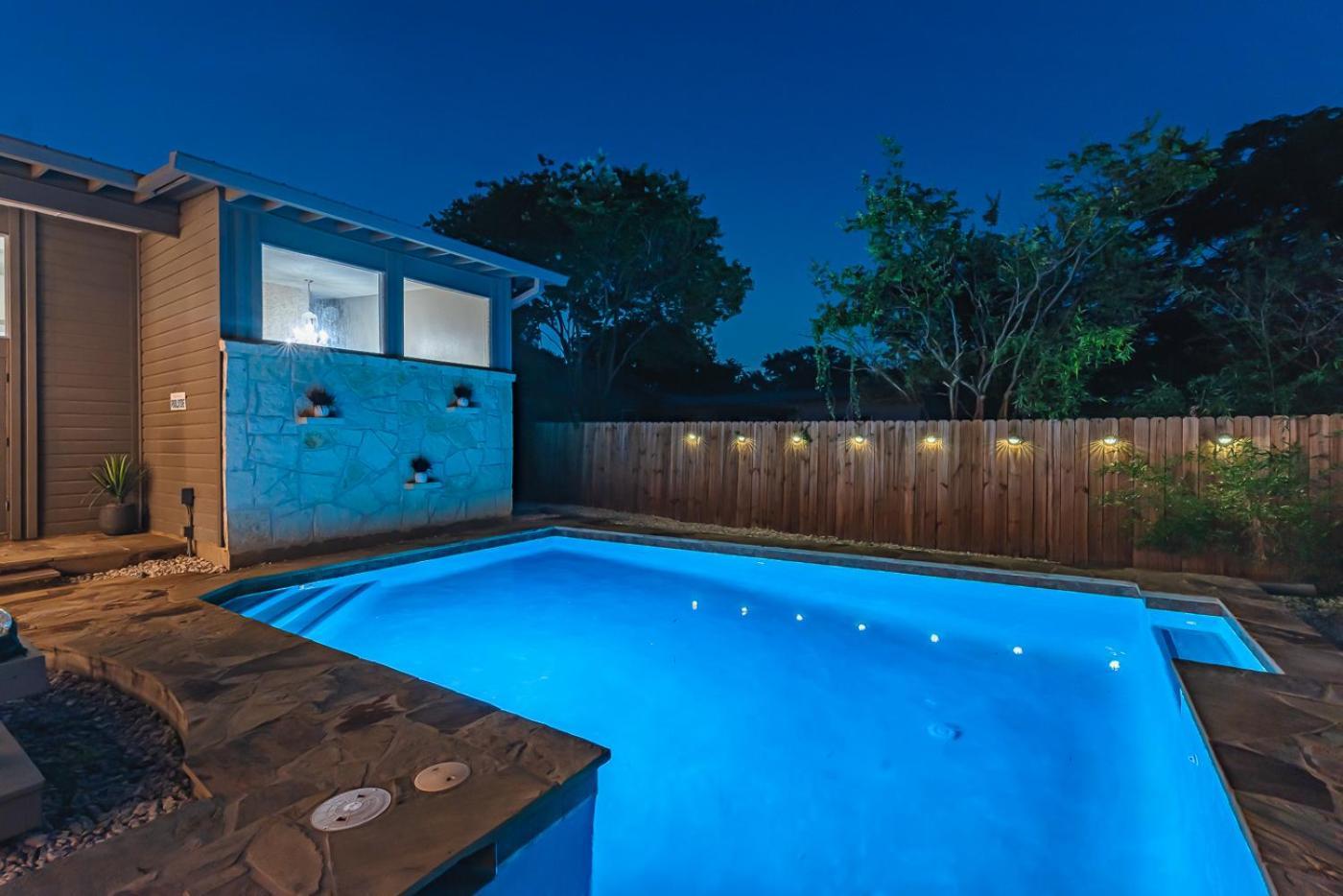 Serene Pool & Firepit In Stunning By Airport Holiday home *