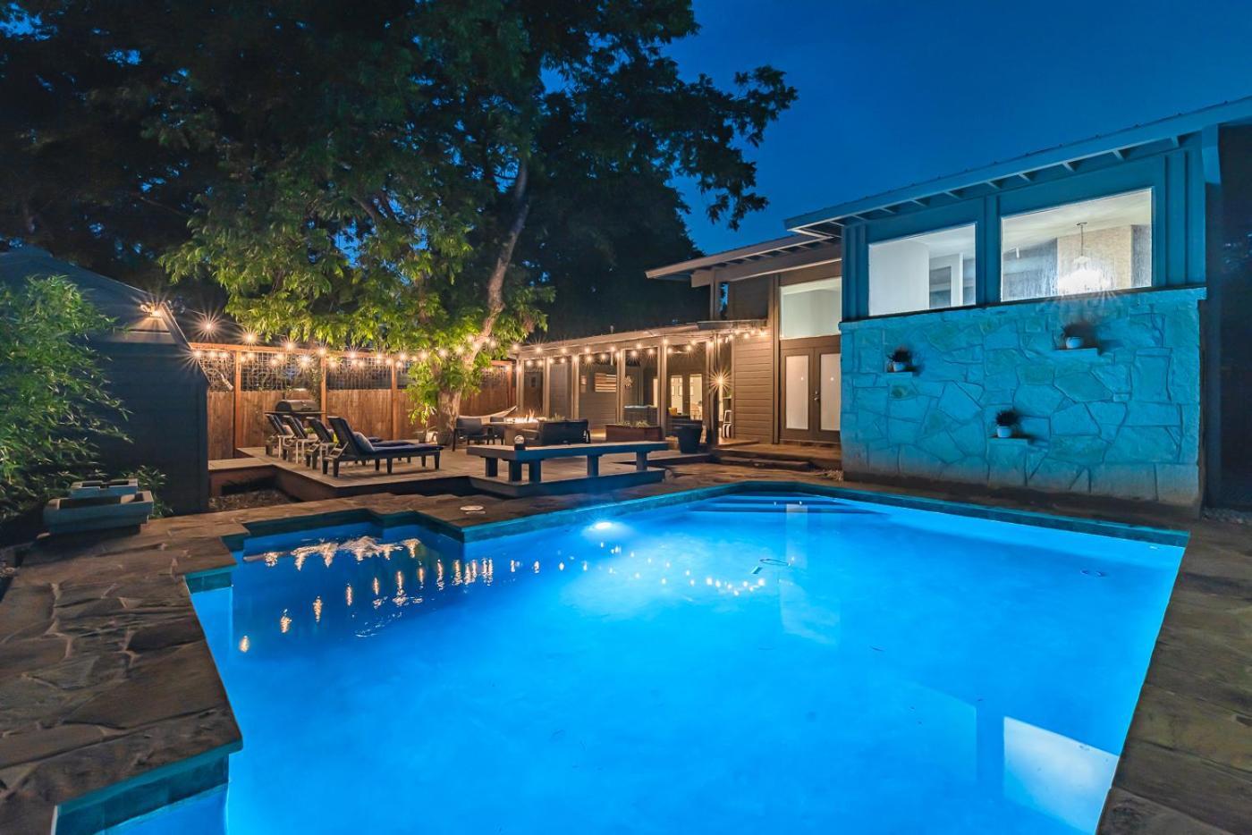 Serene Pool & Firepit In Stunning By Airport Holiday home