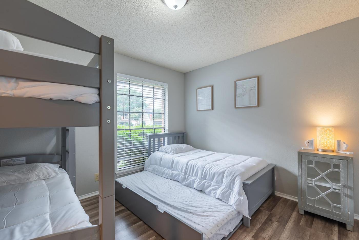 Fun 'n Sun Heated Pool & Gameroom By Fiesta Texas Holiday home *