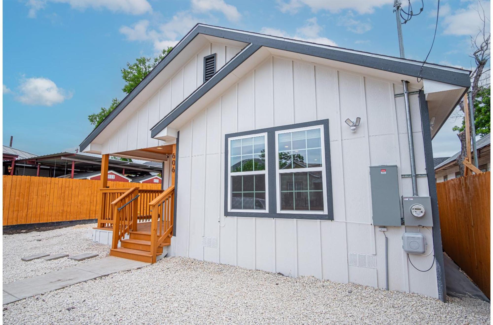 Spacious Delightful 4 Bedroom 3 Ba Close To Downtown *