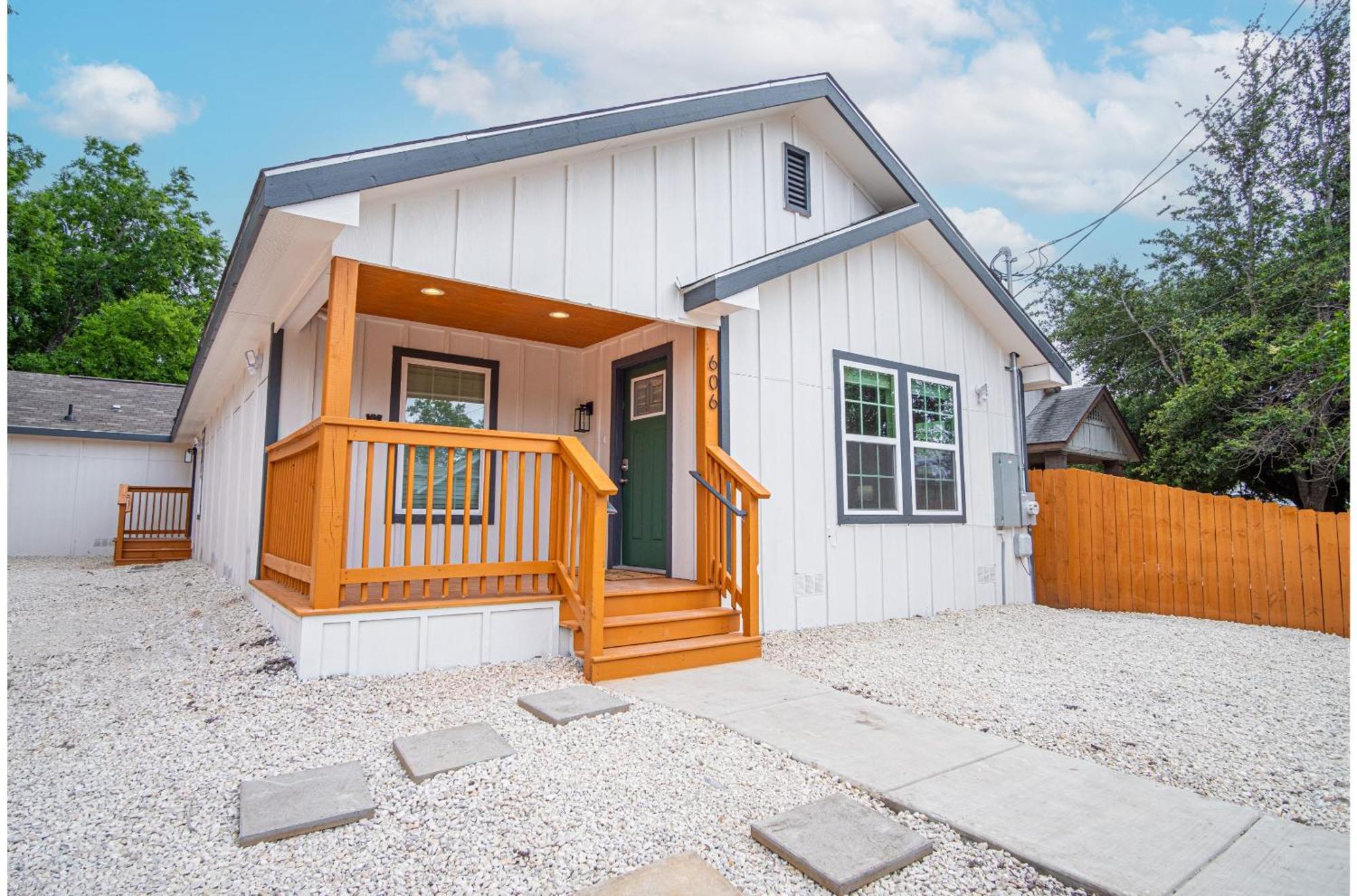 Spacious Delightful 4 Bedroom 3 Ba Close To Downtown