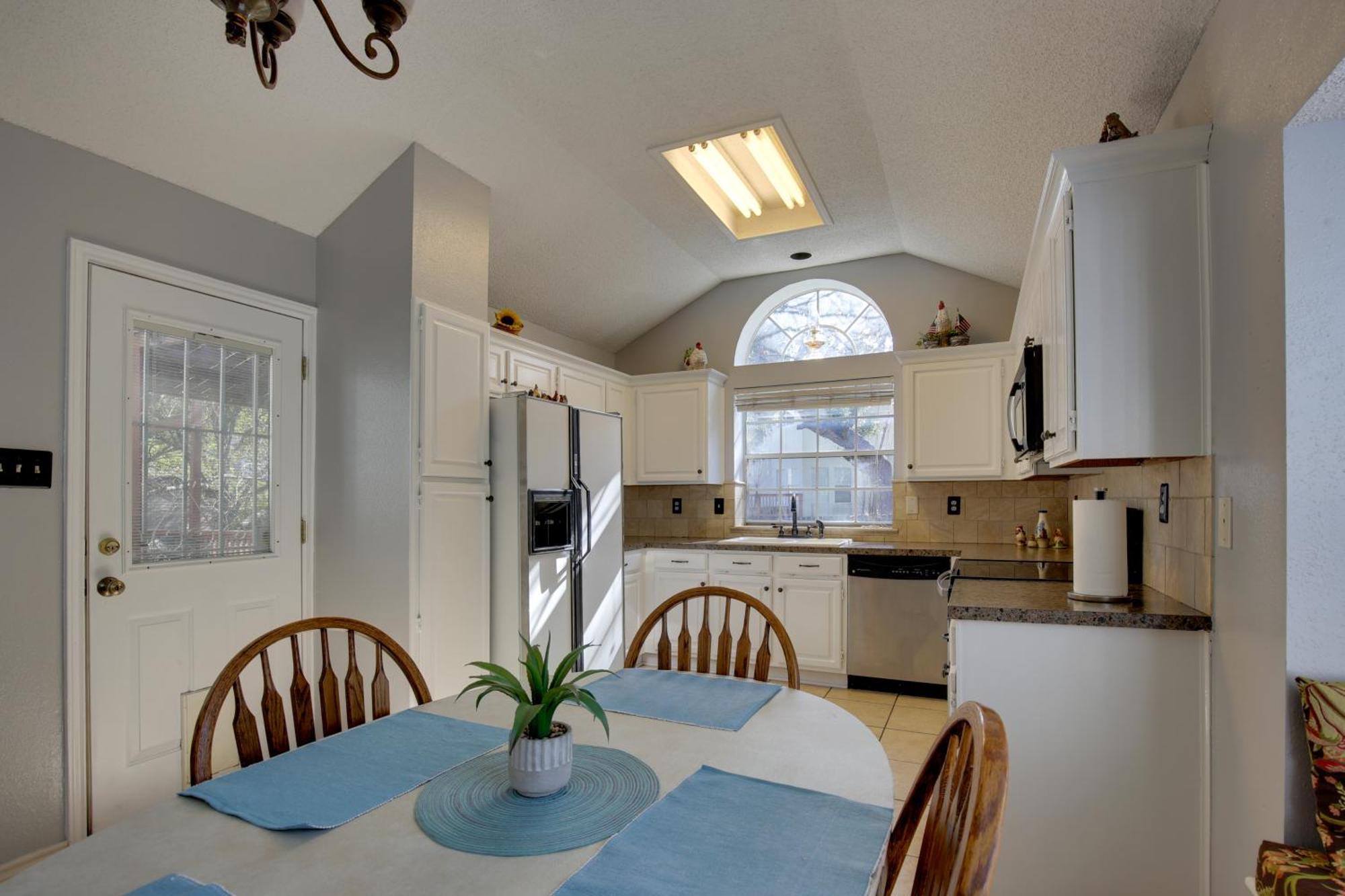Abode With Spacious Backyard And Deck Holiday home *