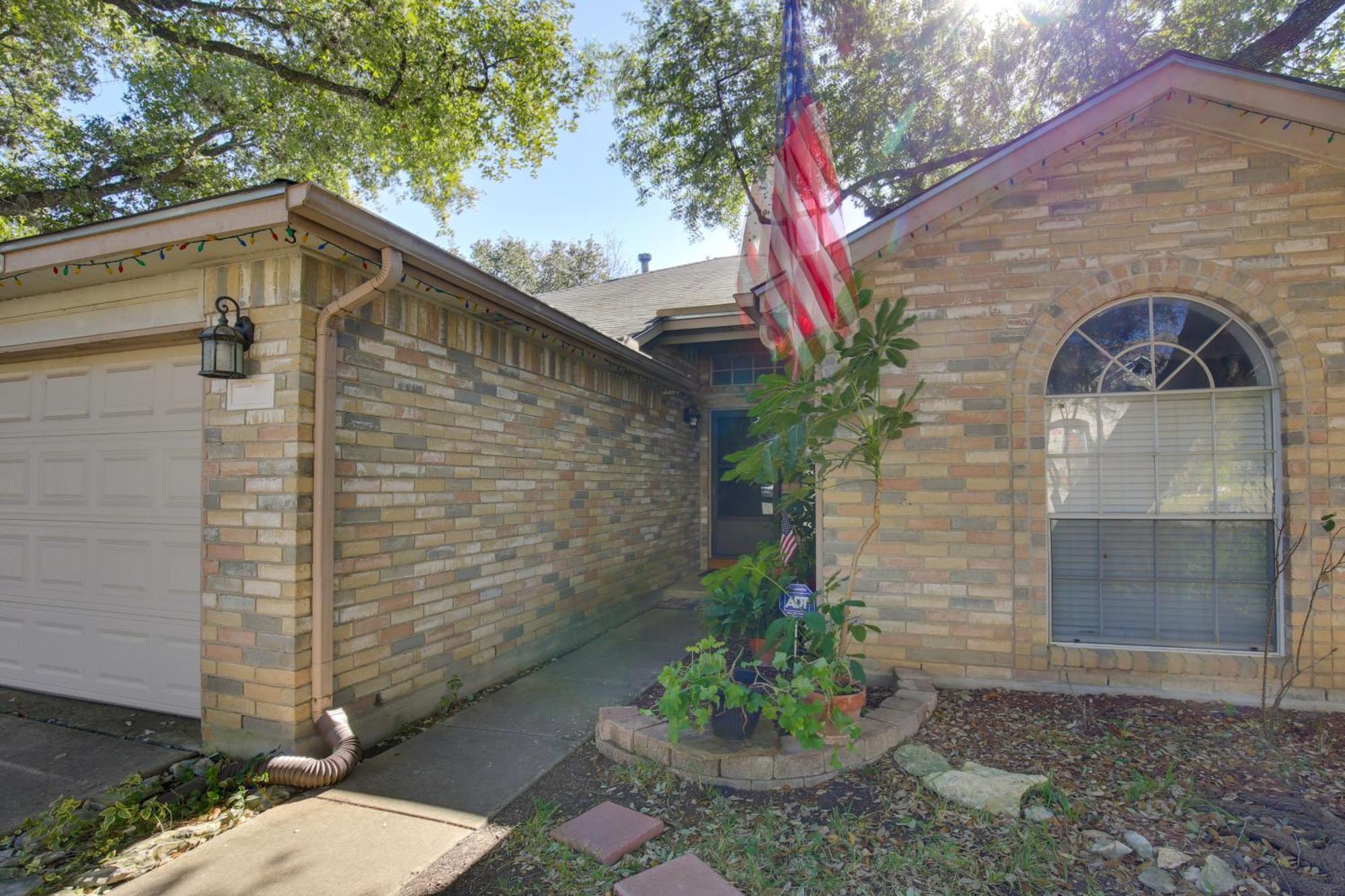Abode With Spacious Backyard And Deck San Antonio