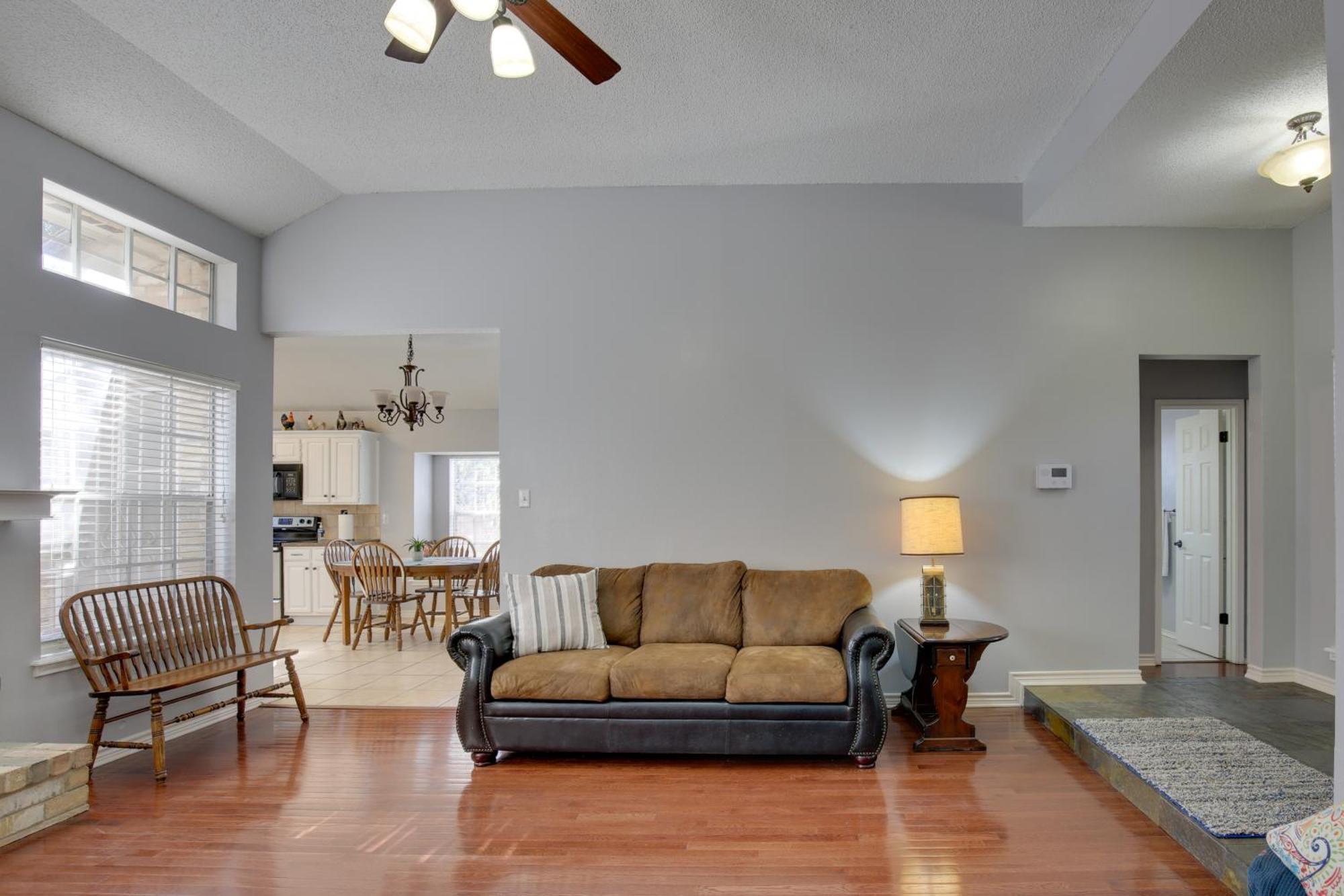 Holiday home Abode With Spacious Backyard And Deck