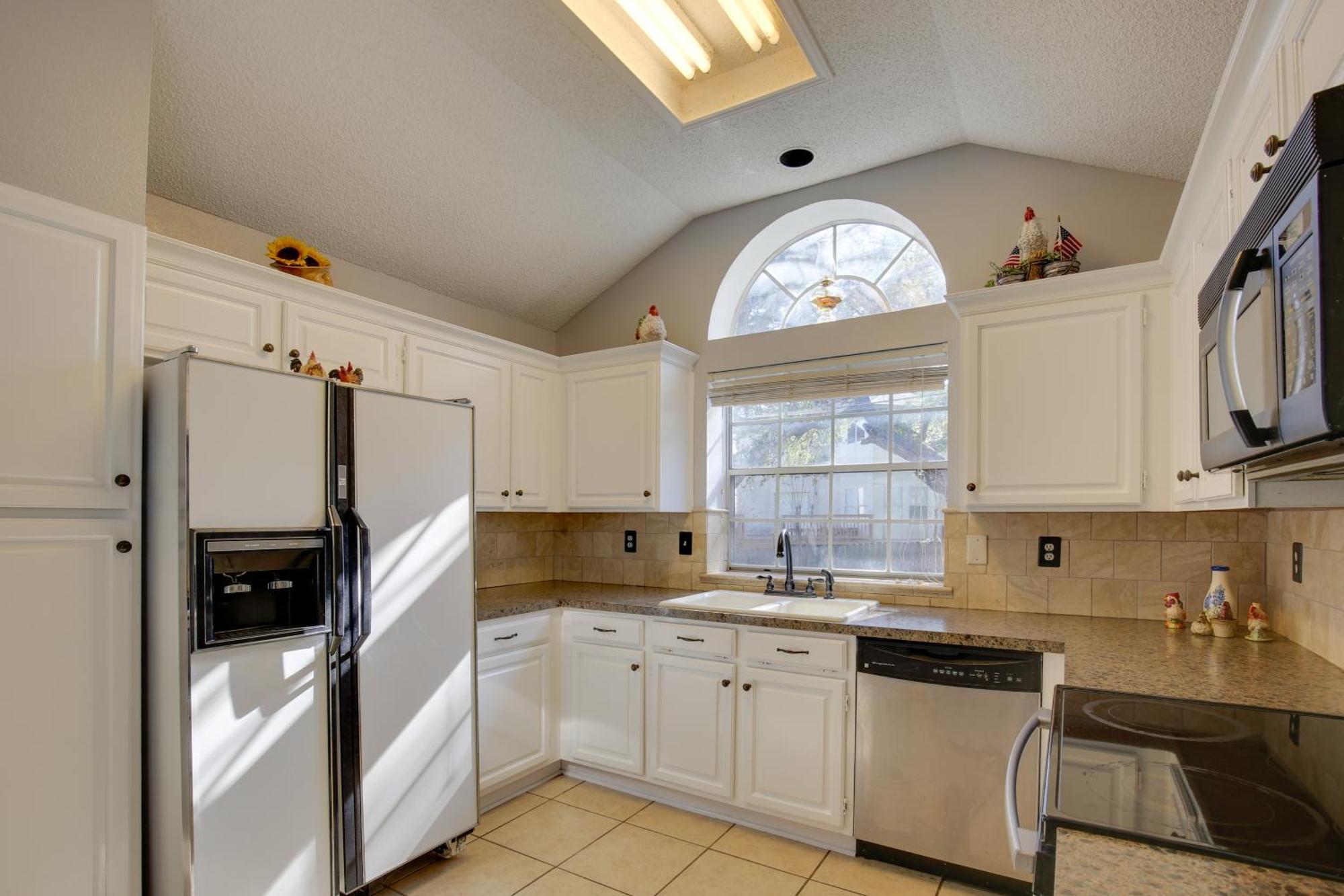 Abode With Spacious Backyard And Deck Holiday home *