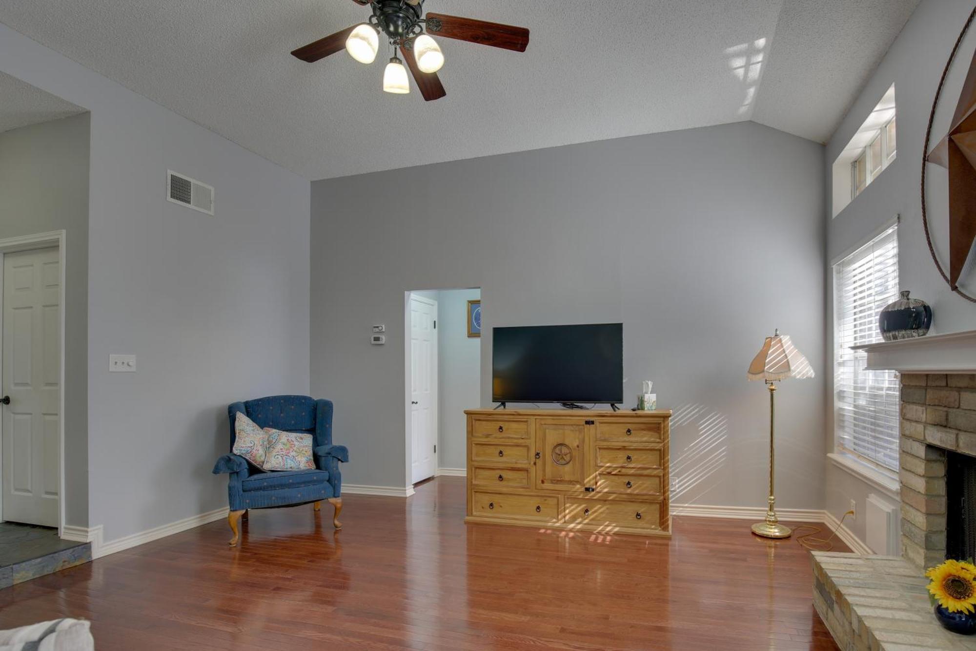Abode With Spacious Backyard And Deck *