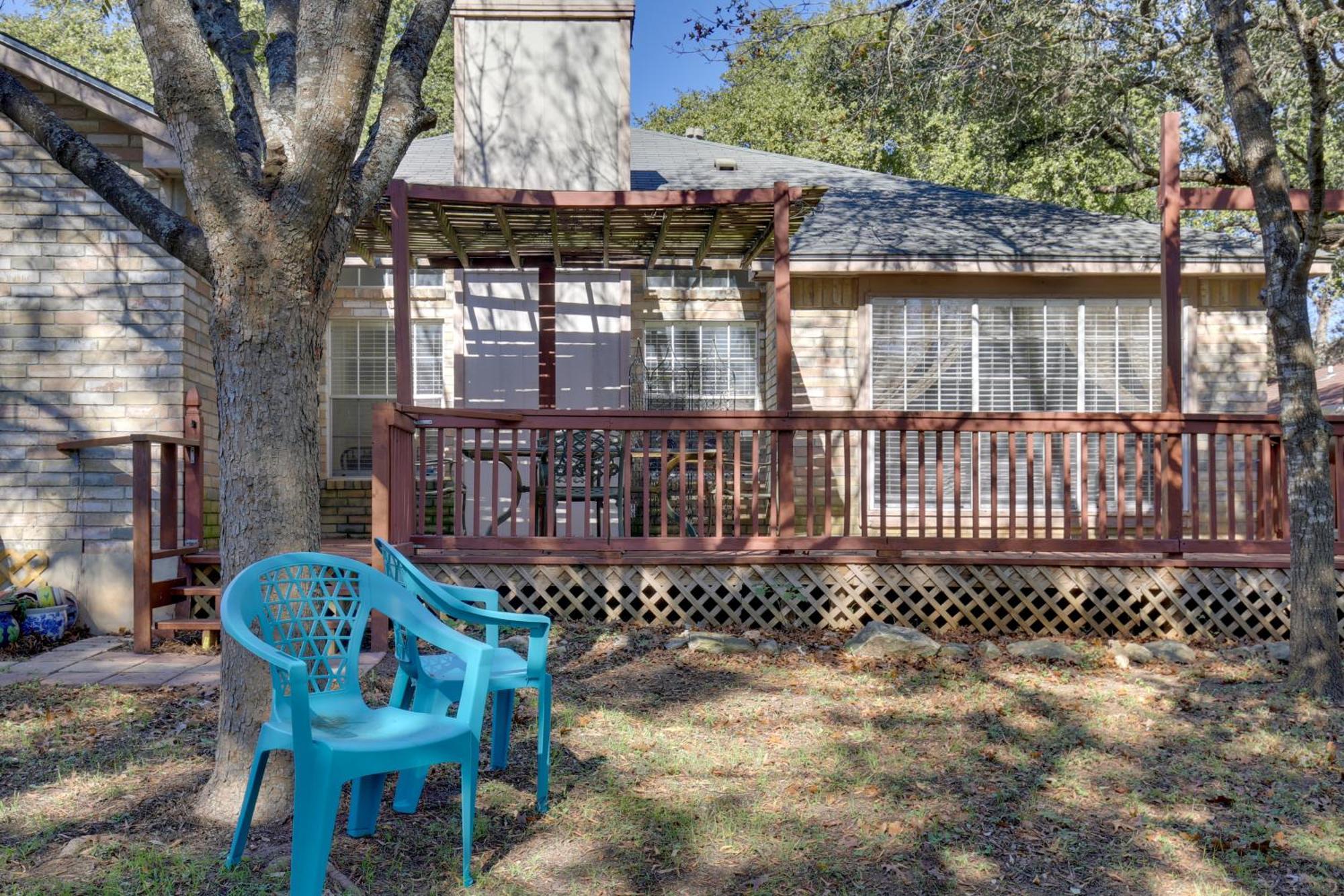 Holiday home Abode With Spacious Backyard And Deck