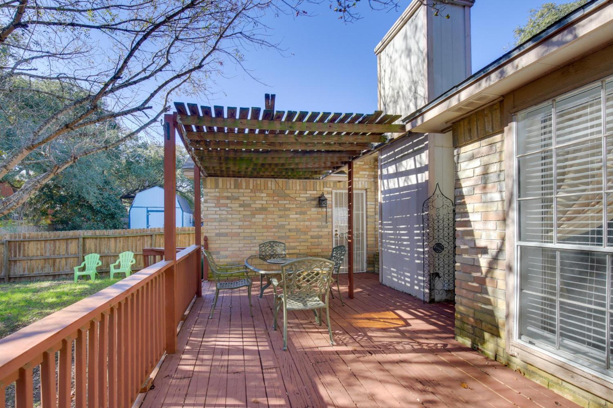 Abode With Spacious Backyard And Deck Holiday home *