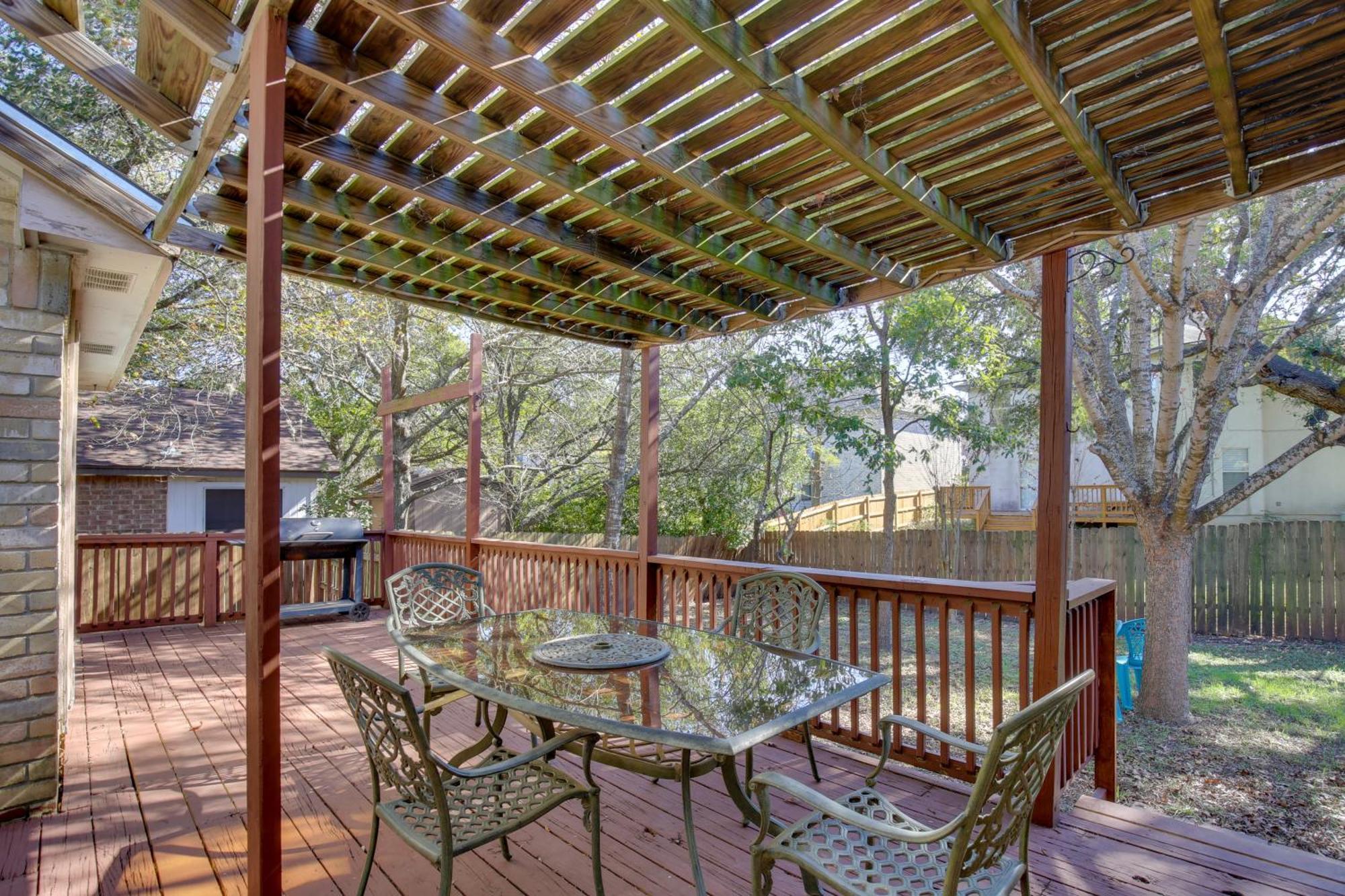 Holiday home Abode With Spacious Backyard And Deck *