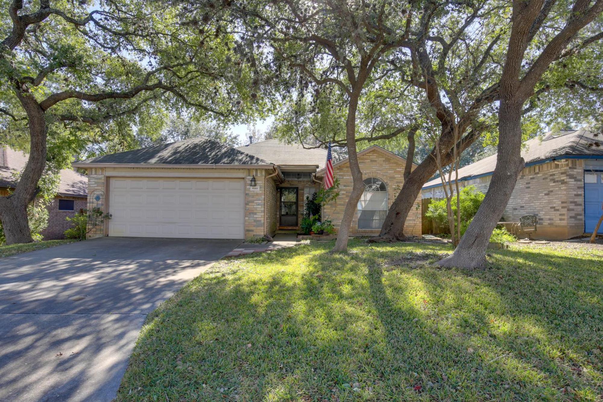 Abode With Spacious Backyard And Deck San Antonio