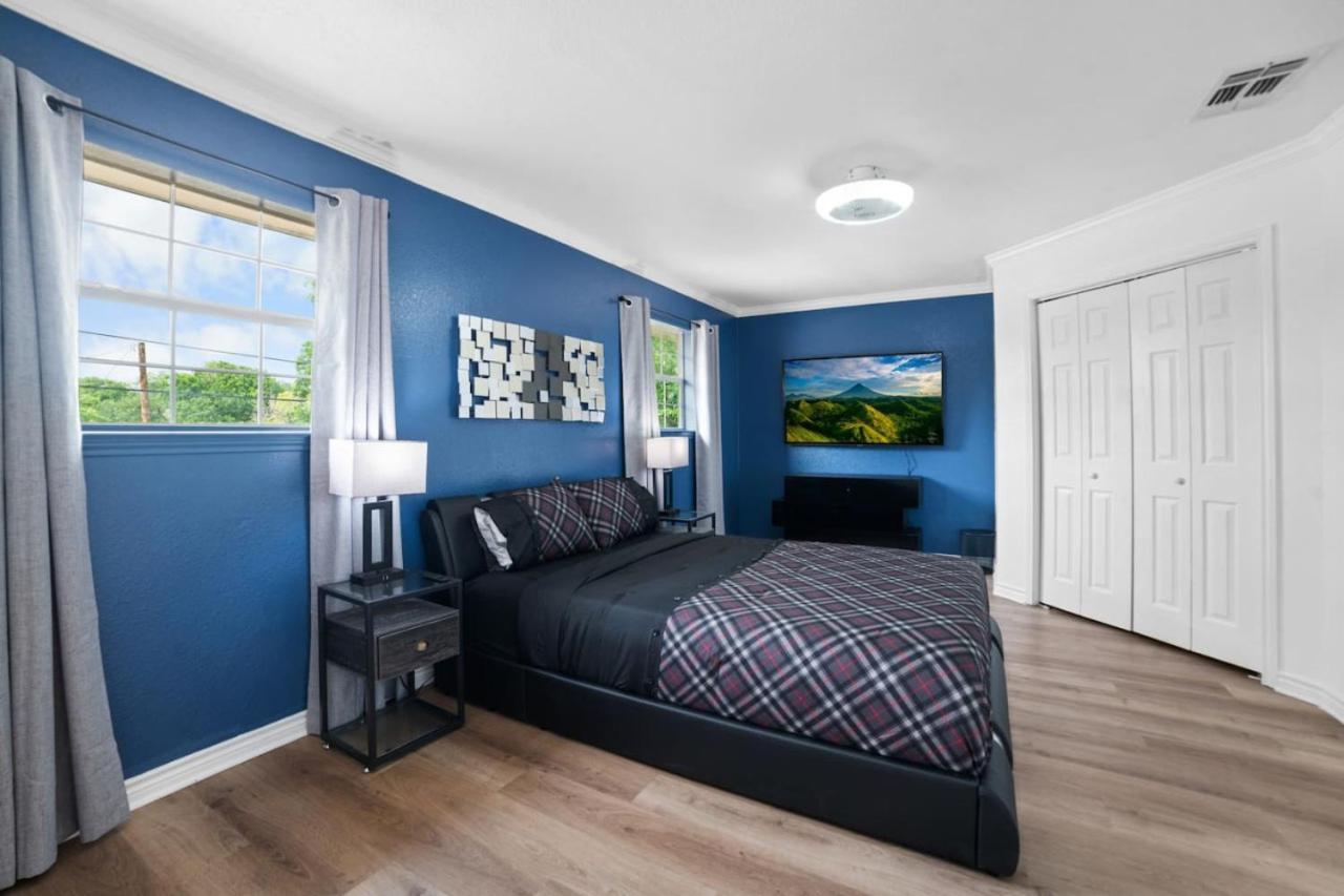 Modern 5 Bedroom With Pool And Games * San Antonio