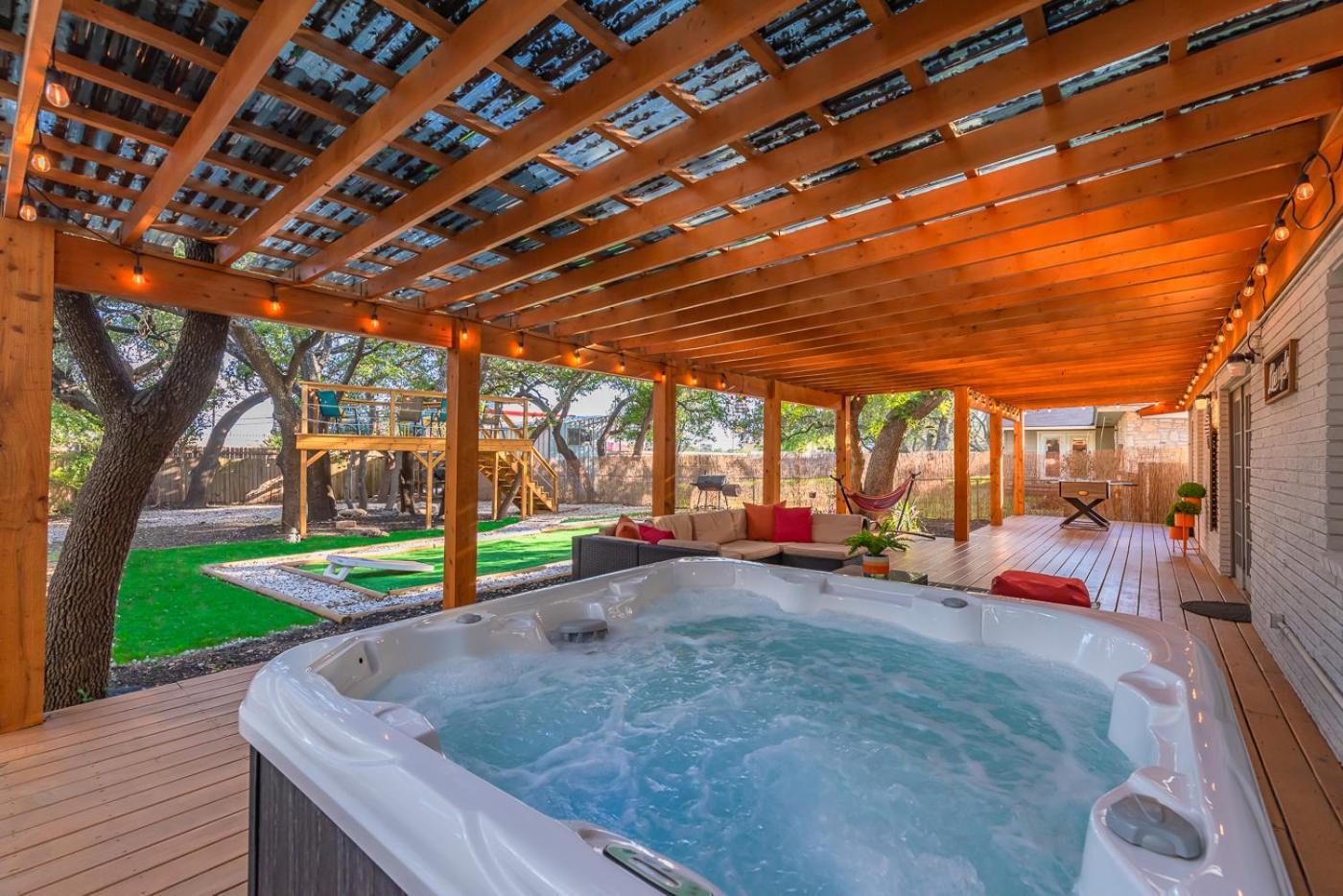 Luxurious With Hot Tub & Tree Deck By 6flags Holiday home San Antonio