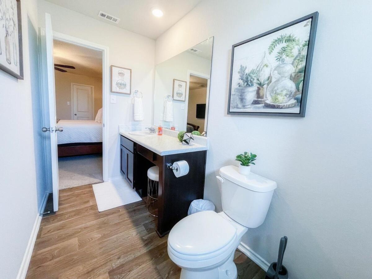 Stylish Family Near Lackland Pool Holiday home
