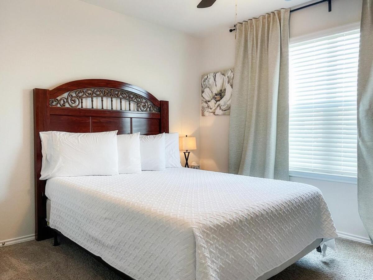 Stylish Family Near Lackland Pool Holiday home San Antonio
