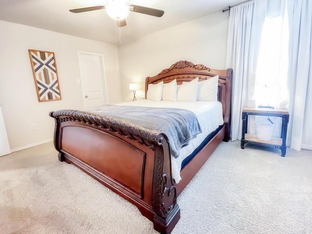 Stylish Family Near Lackland Pool Holiday home