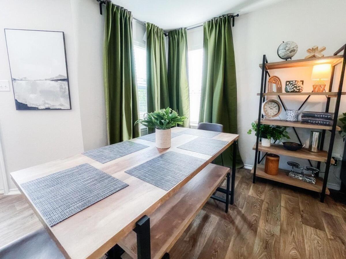 Stylish Family Near Lackland Pool Holiday home
