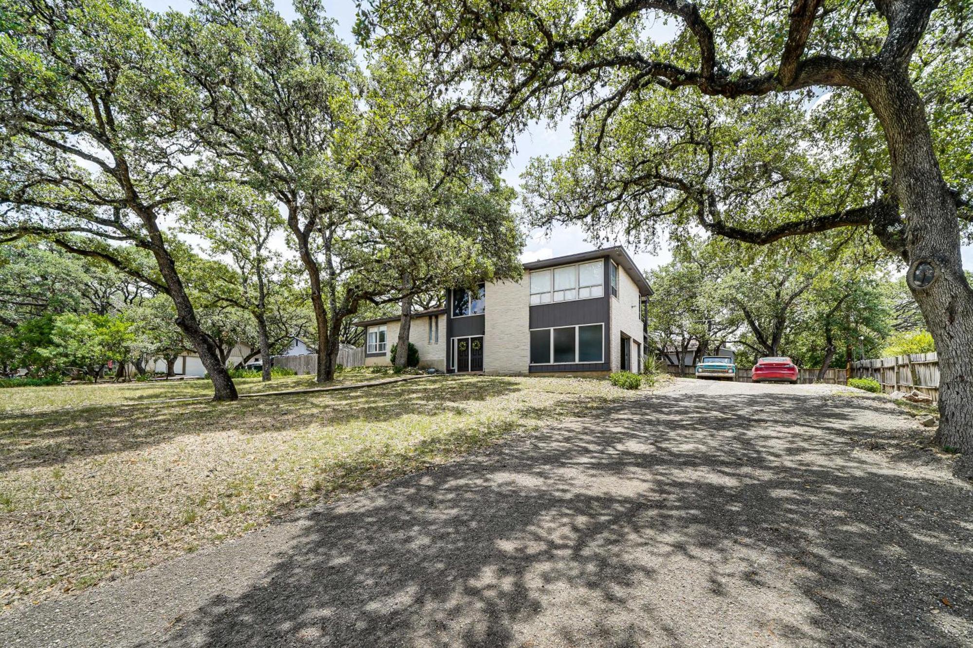 Unique And Stylish With Deck! Holiday home San Antonio