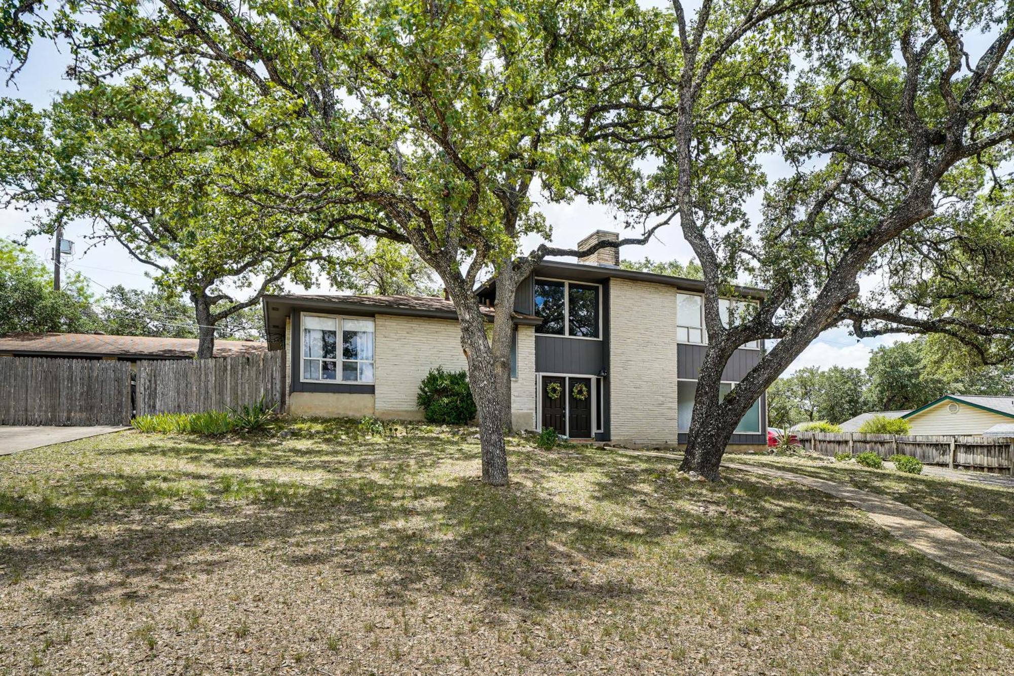 Unique And Stylish With Deck! Holiday home San Antonio