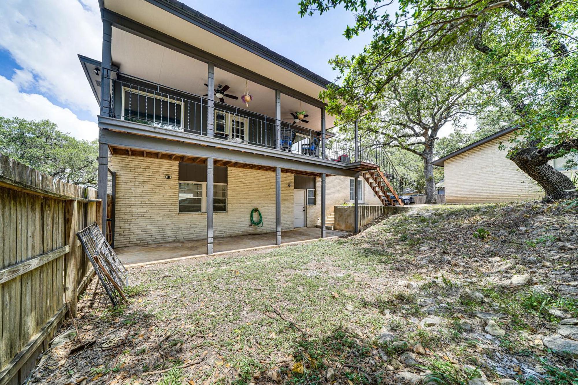 Unique And Stylish With Deck! Holiday home San Antonio