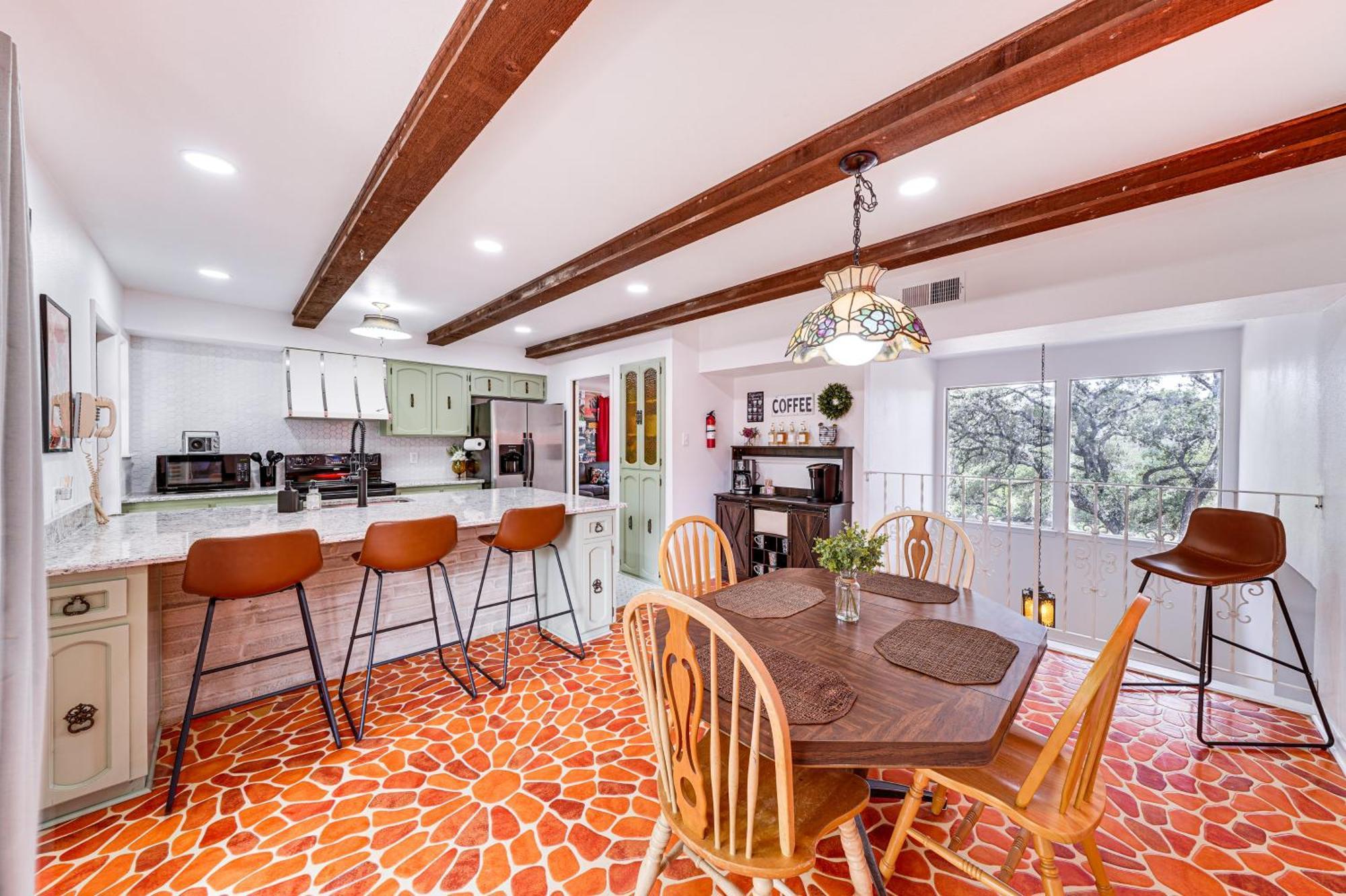 Unique And Stylish With Deck! Holiday home San Antonio