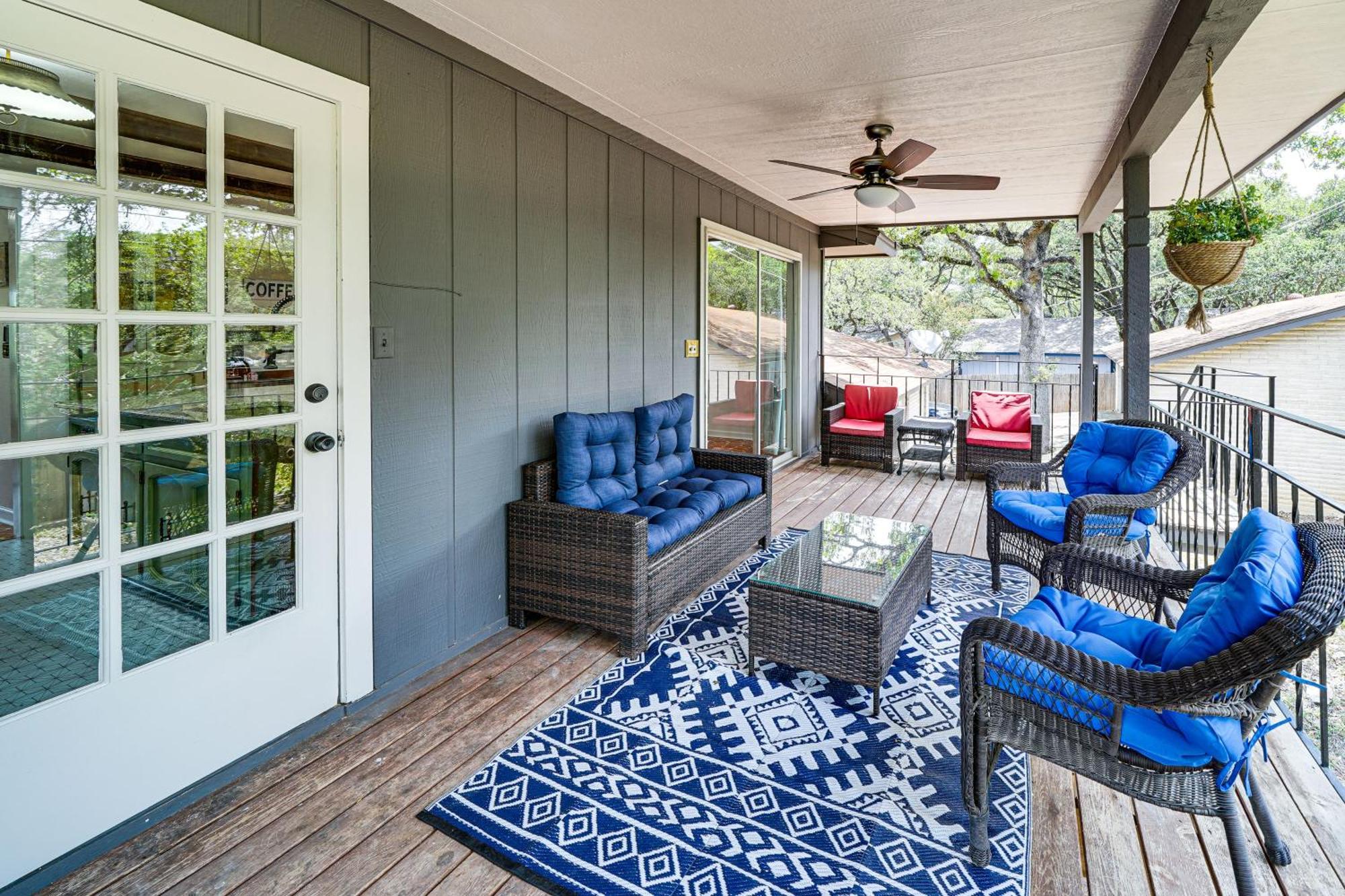 Unique And Stylish With Deck! *