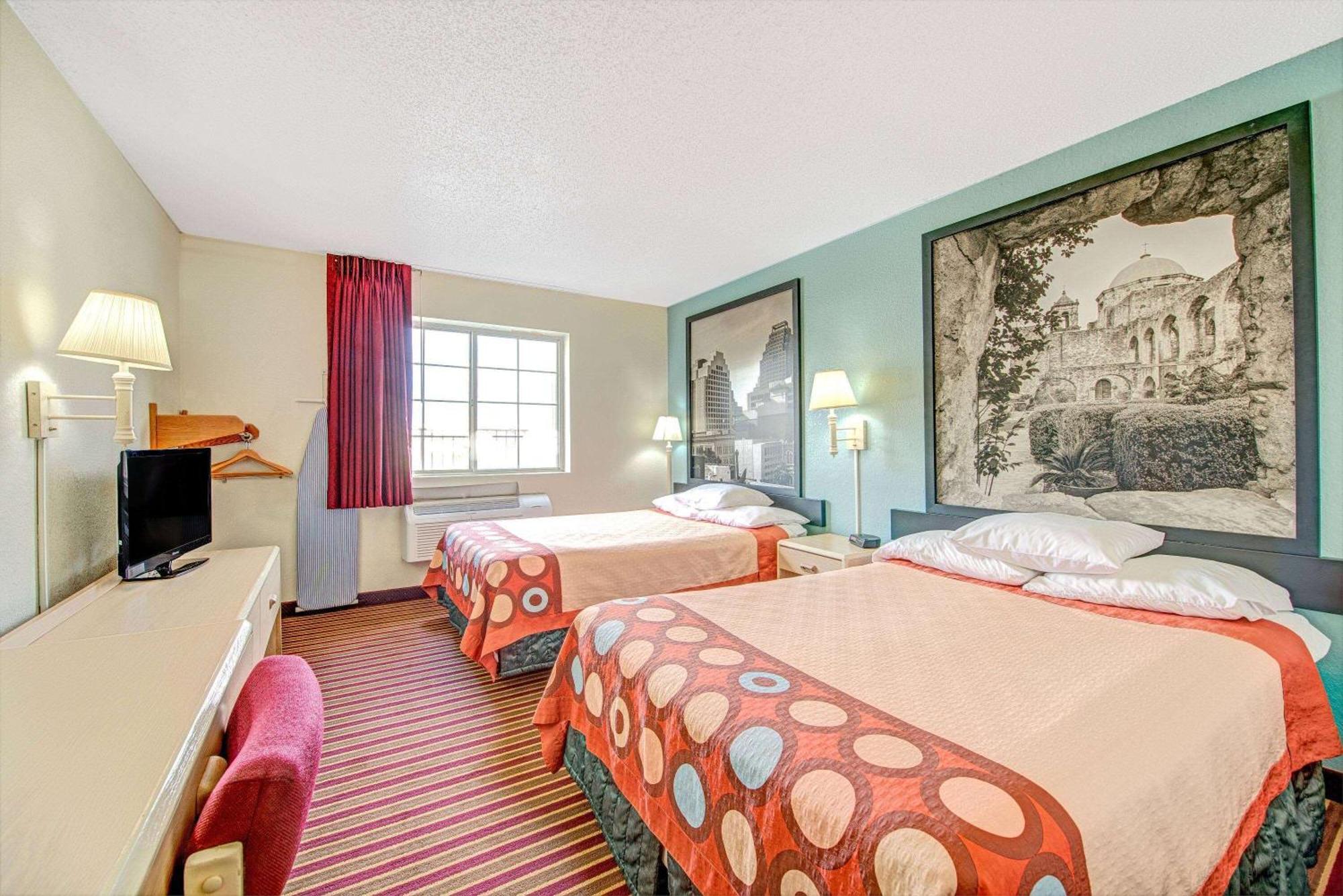 Super 8 By Wyndham San Antonio/fiesta Hotel 2*