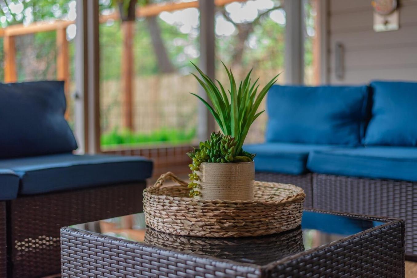 Serene Pool & Firepit In Stunning By Airport Holiday home