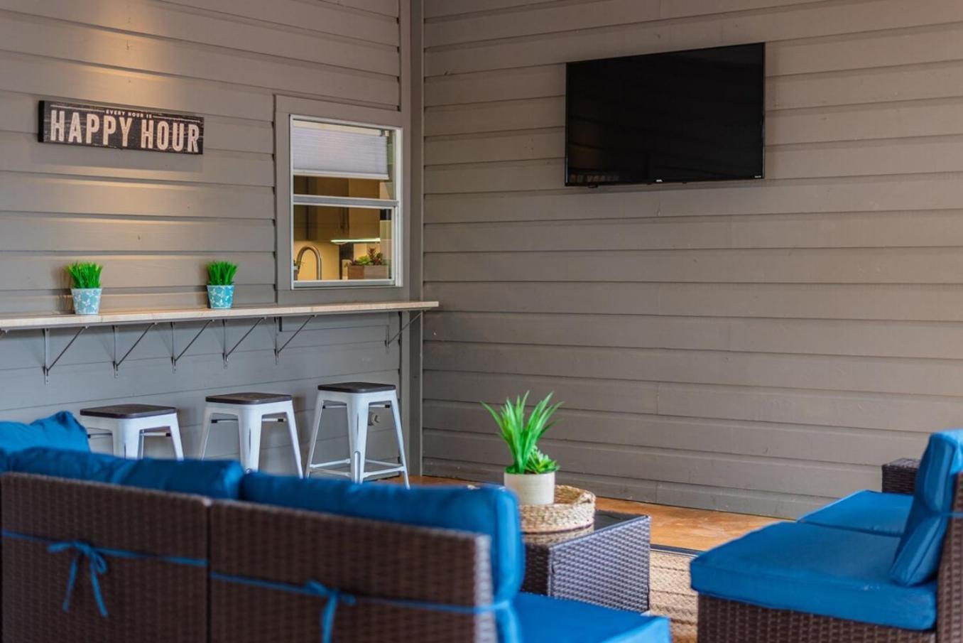 Serene Pool & Firepit In Stunning By Airport Holiday home