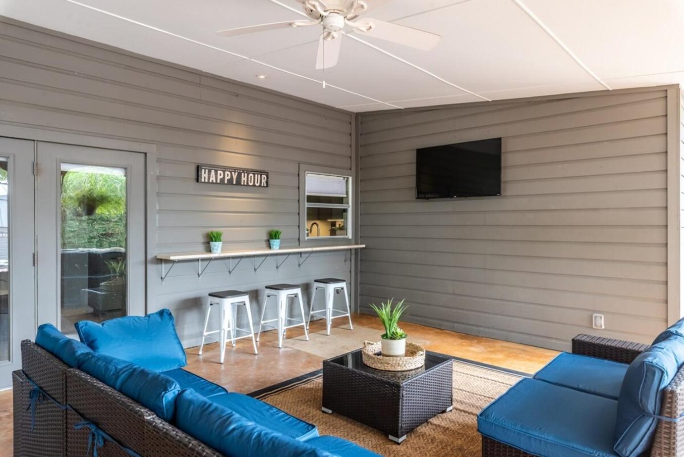 Serene Pool & Firepit In Stunning By Airport Holiday home *