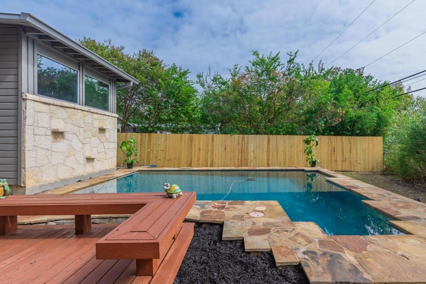 Serene Pool & Firepit In Stunning By Airport Holiday home