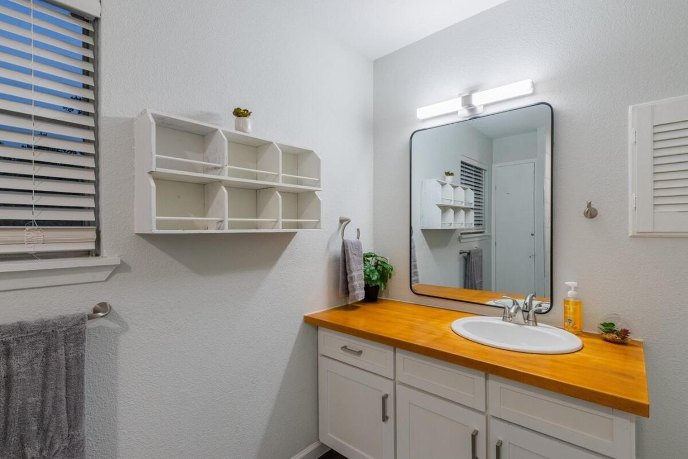 Luxurious With Hot Tub & Tree Deck By 6flags Holiday home