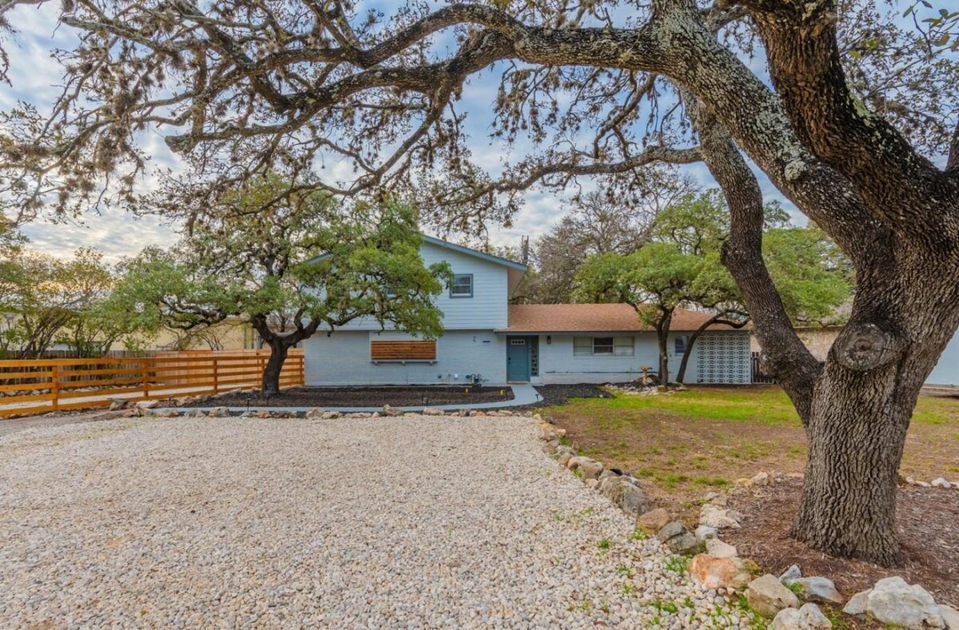 Luxurious With Hot Tub & Tree Deck By 6flags Holiday home San Antonio