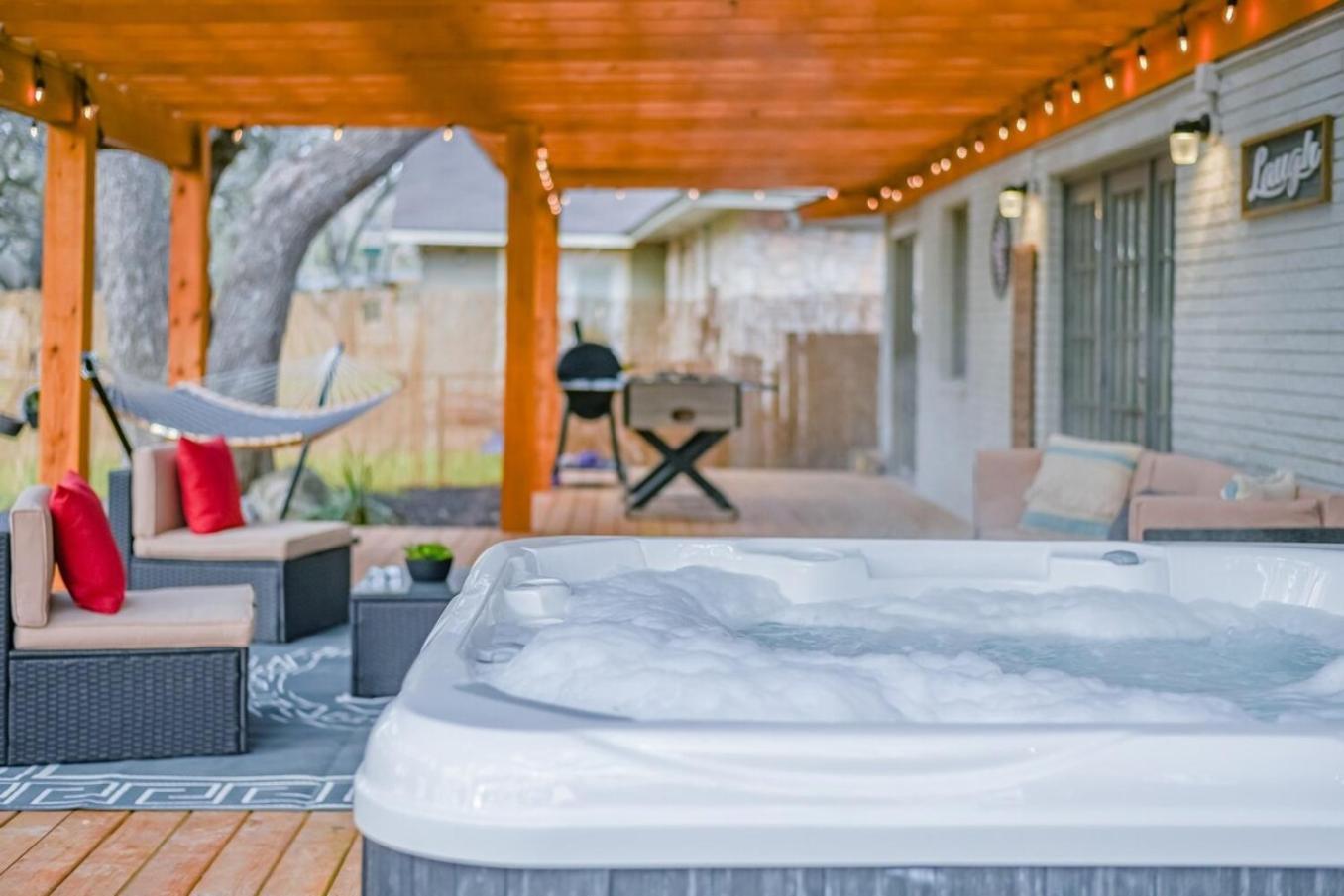 Luxurious With Hot Tub & Tree Deck By 6flags