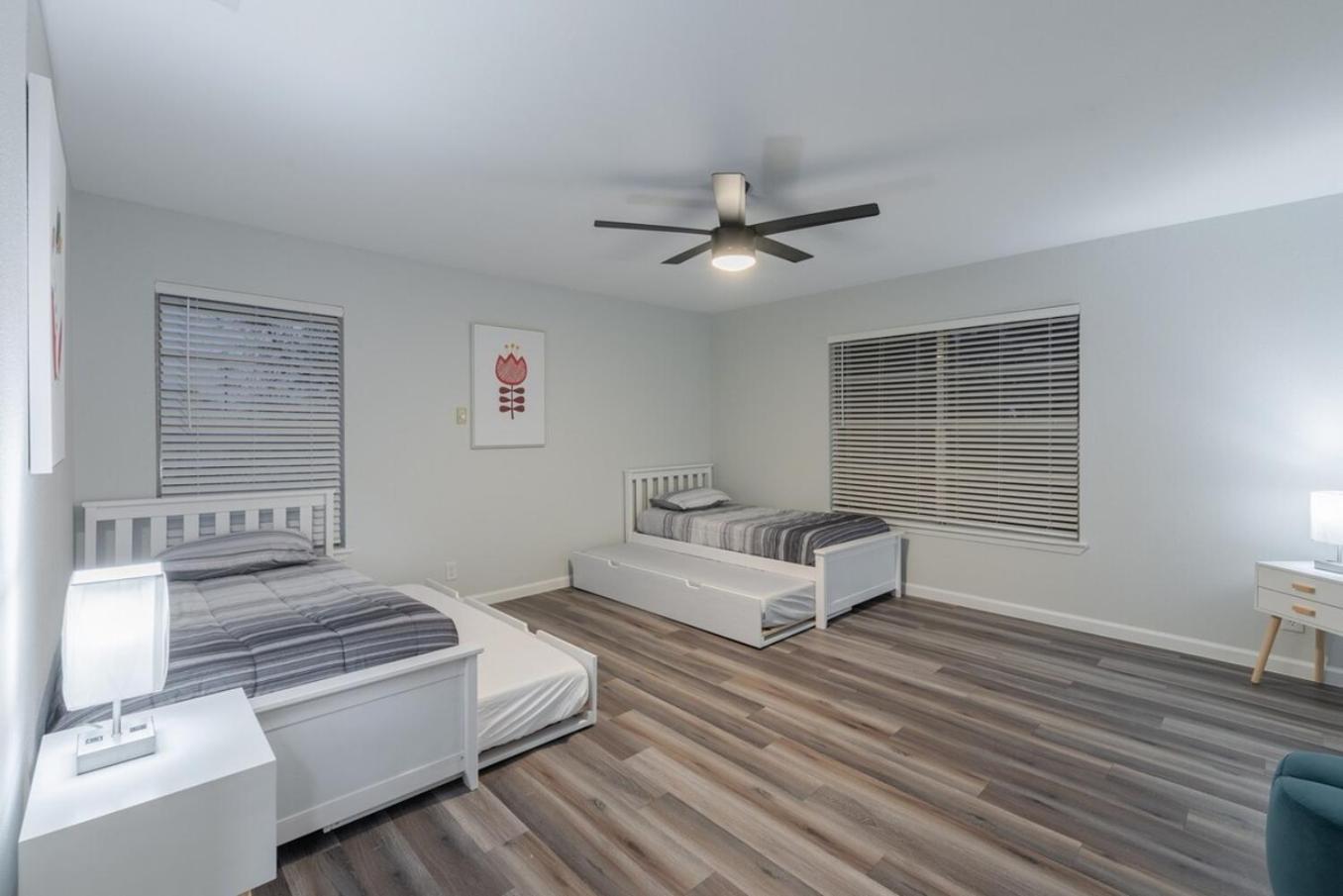Luxurious With Hot Tub & Tree Deck By 6flags Holiday home San Antonio