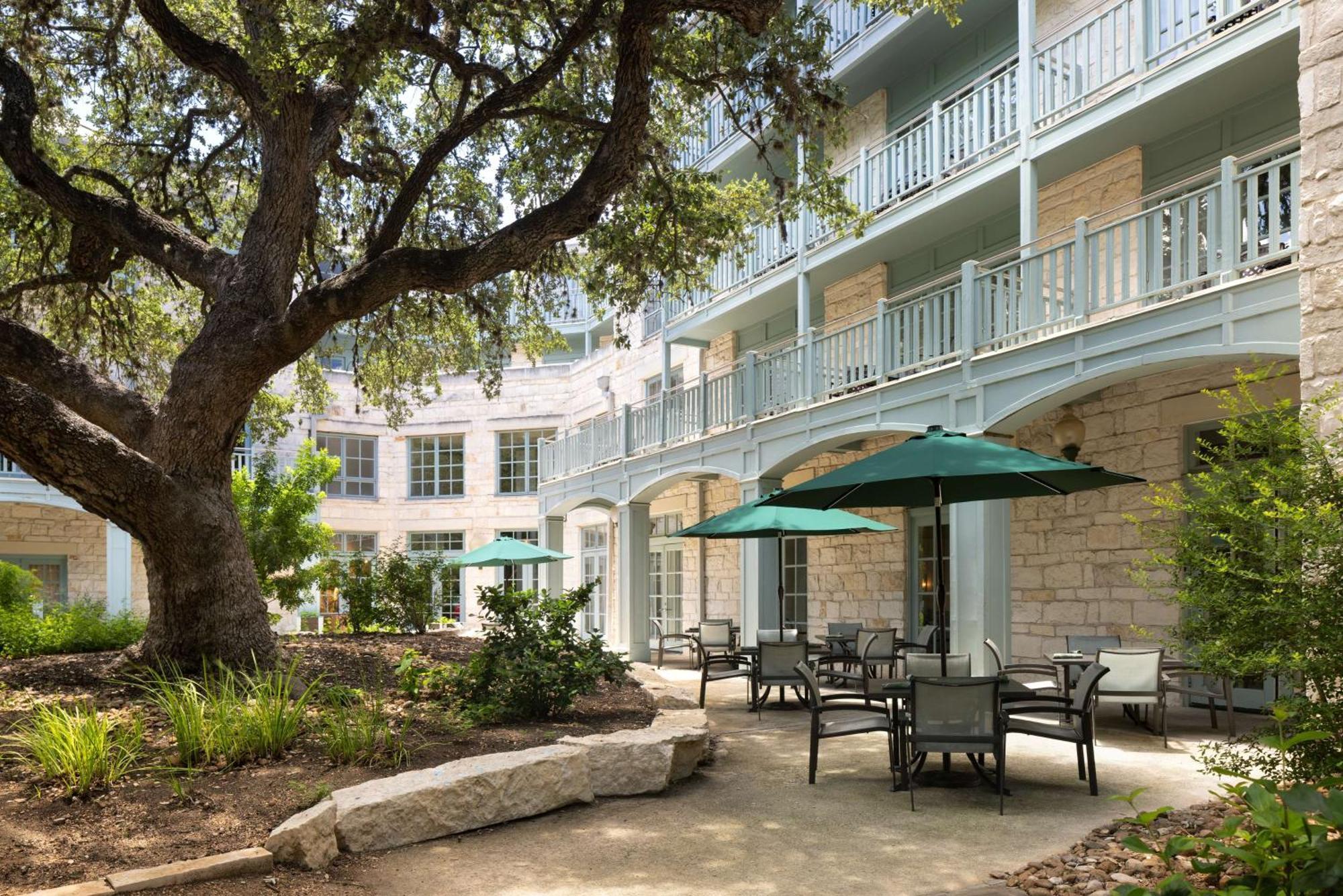 Hyatt Regency Hill Country & 4*