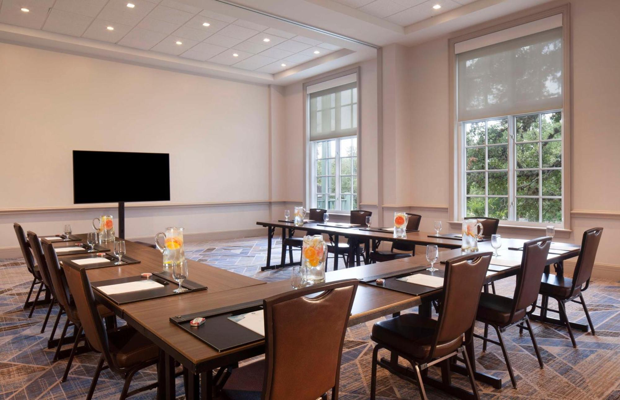 Hyatt Regency Hill Country & Hotel 4*