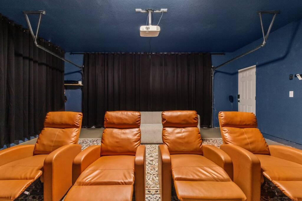 Pool - Theater King Bed & 7 Minutes To Riverwalk Holiday home *