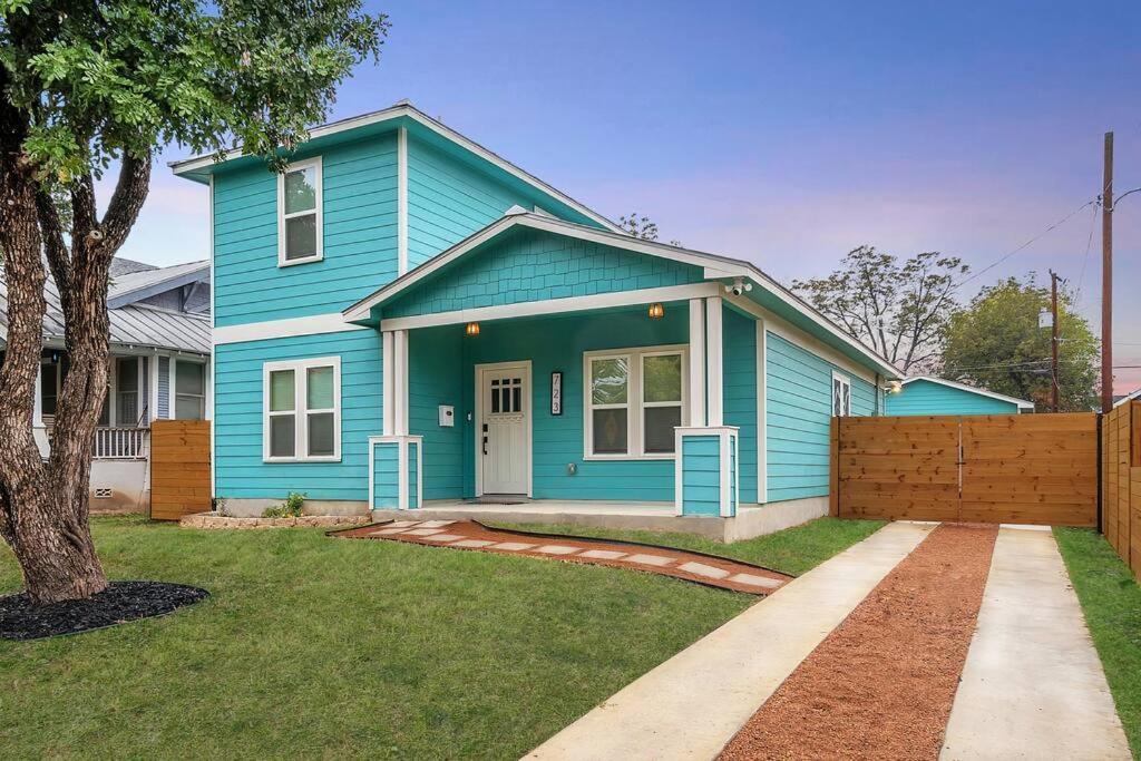 Pool - Theater King Bed & 7 Minutes To Riverwalk Holiday home San Antonio