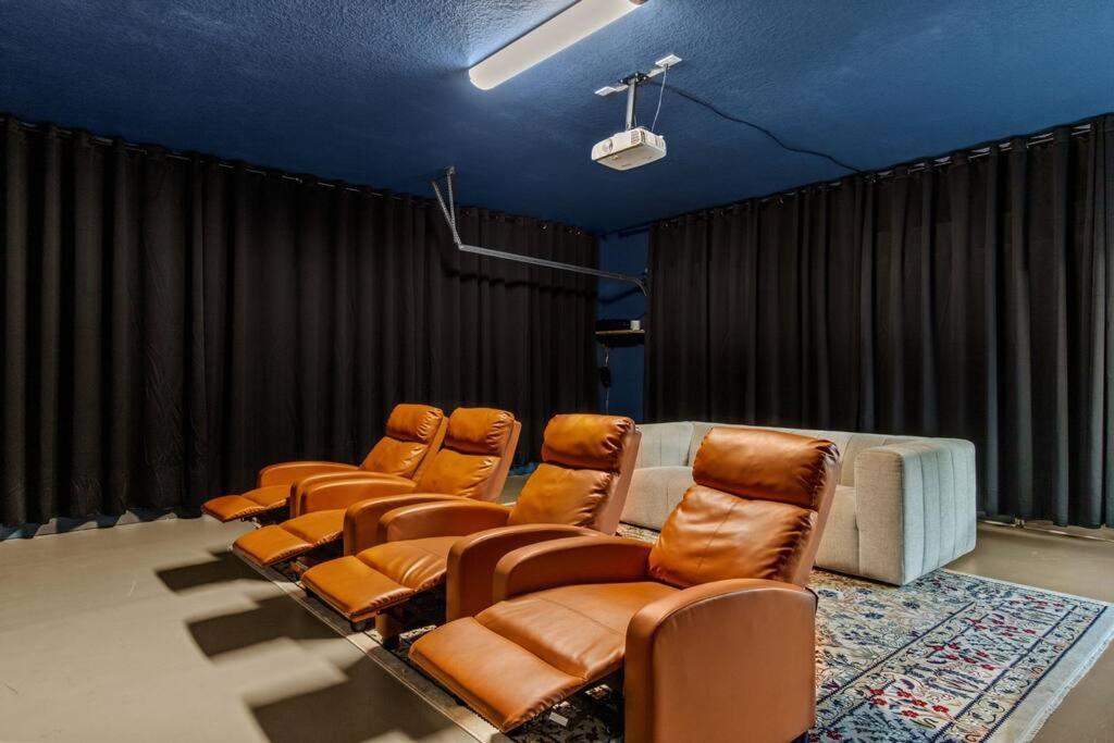 Pool - Theater King Bed & 7 Minutes To Riverwalk