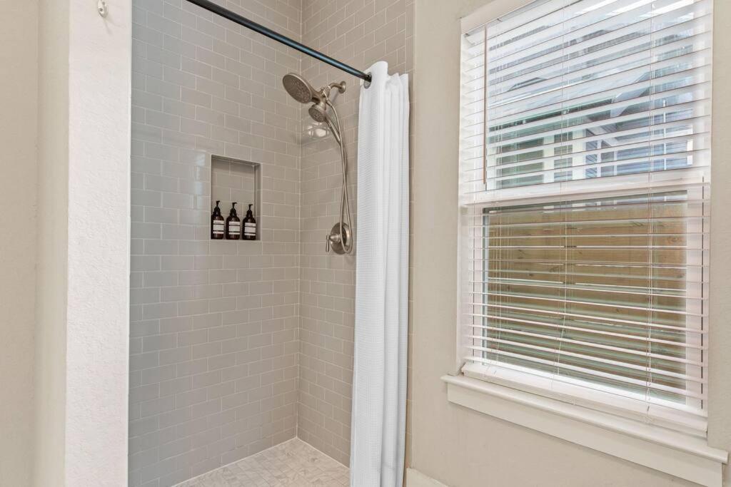 Pool - Theater King Bed & 7 Minutes To Riverwalk Holiday home