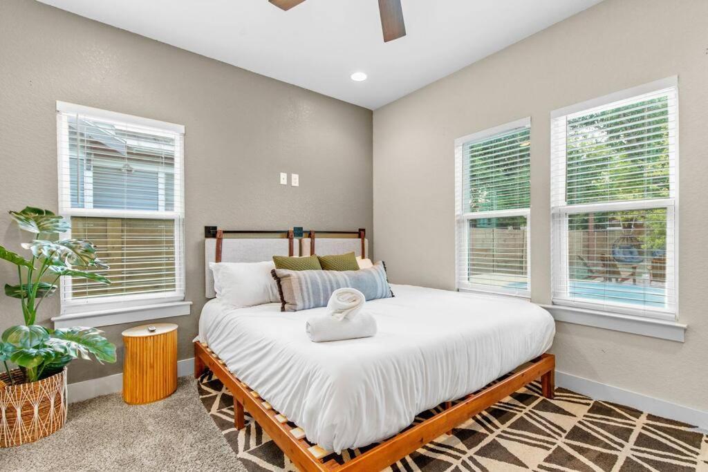 Pool - Theater King Bed & 7 Minutes To Riverwalk * San Antonio