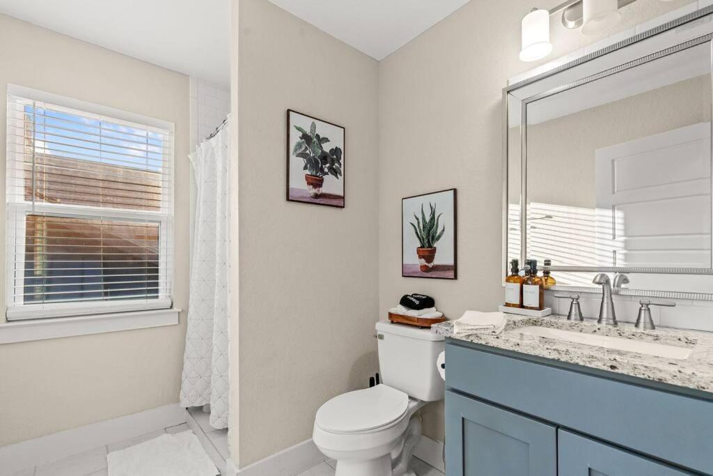 Pool - Theater King Bed & 7 Minutes To Riverwalk * San Antonio