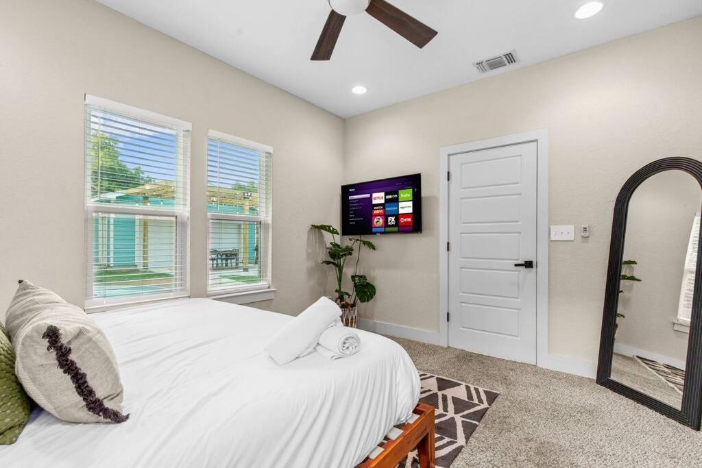 Holiday home Pool - Theater King Bed & 7 Minutes To Riverwalk San Antonio